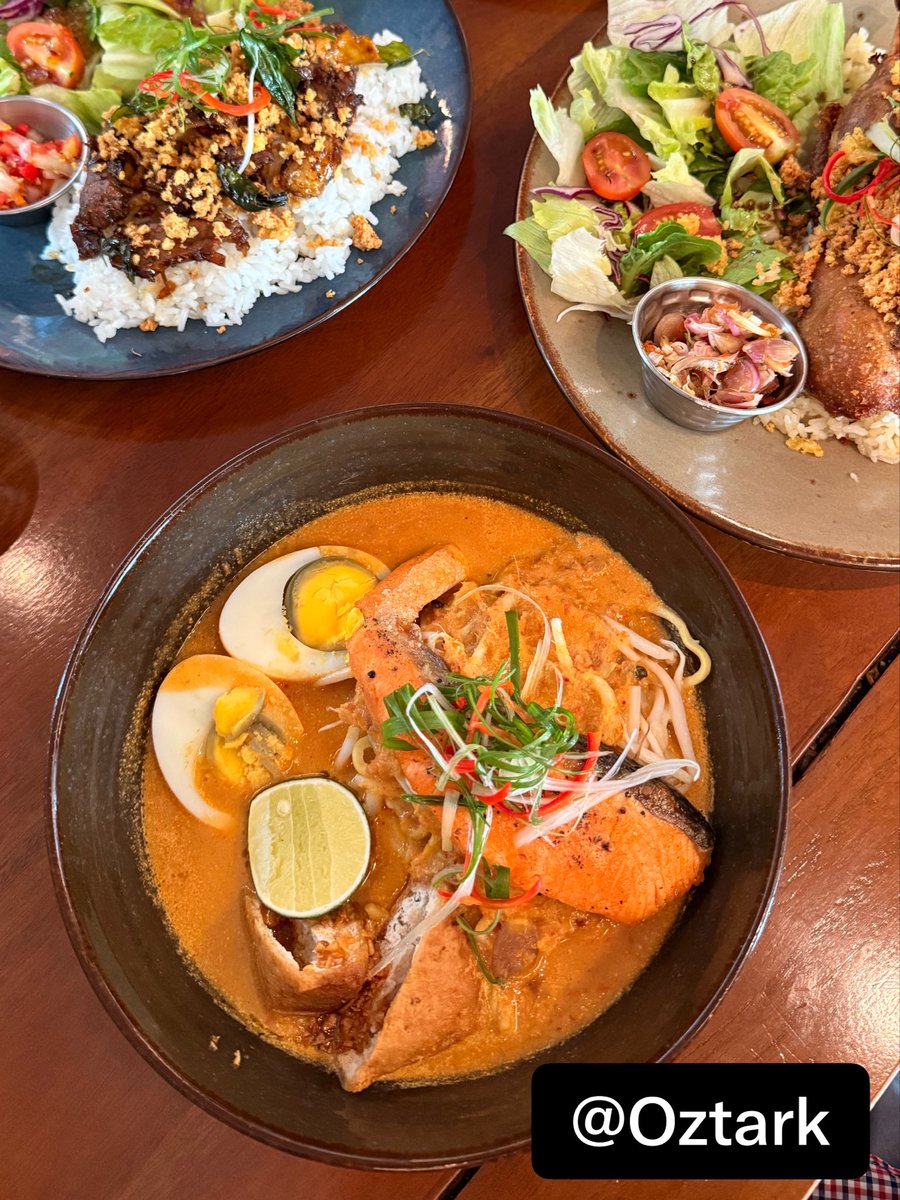 Oztark's tweet photo. 📍Huisman, Gafoy, Mall Kelapa Gading, Jakarta

Wow! Beneran wow! We are blown away! Semua makanan yang kami pesan rasanya sangat amat lezat. Ini makanan terlezat yang pernah kami coba beberapa tahun terakhir. 

Kami makan berdua dan memesan tiga main course untuk sharing. Crispy Duck with Garlic Butter Rice and Sambal Matah, Crispy Beef Ribs with Sambal Dabu Dabu dan Salmon Laksa Noodle. 

🦆🍚🥗Crispy Duck with Garlic Butter Rice and Sambal Matah. Kulit bebeknya renyah sesuai namanya, daging luar yang nempel ke tulang juga renyah kriuk. Dagingnya lembut lumer enak dikunyah. Tekstur nasinya pas dan aromanya wangi, butter nya membuat nasi lebih lembut dan nyaman di mulut. Sambal matahnya pun rasanya sudah sempurna. Disajikan bersama salad sayuran segar dengan dressing balsamic vinaigrette yang menambah kesegaran rasanya. Menu ini top!

🥩🍚🥗Crispy Beef Ribs with Sambal Dabu Dabu. Lagi lagi daging rusuknya sangat lembut, sudah dipotong kecil jadi enak disendok bersama nasi putih hangat yang bertekstur juara. Sambal dabu debunya segar namun rasanya masih bisa ditingkatkan lagi. Juga disajikan bersama salad sayur segar dengan dressing yang berbeda, saya tidak tahu namanya tapi sama sama enak. 

🐟🍲🍜Salmon Laksa Noodle. Salmon yang sudah di pan-seared dengan kematangan yang pas, tidak keras, berpadu dengan mie tebal kenyal namun tidak memberikan perlawanan ketika digigit. Tersaji di dalam kuah kental yang kaya rasa. Apalagi ketika kuning telurnya dihancurkan dan duduk bersama kuah, beuh menambah kenikmatan rasa kuahnya, lebih creamy dan thick. Tahu goreng di dalam kuah bersama kecambah segar menjadikan hidangan ini tidak membosankan untuk disantap. 

Pelayanannya gesit. Waktu dine in dibatasi maksimal dua jam jam. Tersedia wifi gratis dengan password unik bagi masing masing pengunjung yang hanya berlaku selama dua jam. Ruangannya lega namun kalau satu meja untuk dua orang akan terlalu sempit karena piring sajinya lumayan besar. Kalau untuk ngopi saja satu meja berdua sudah cukup. 

Resto yang pasti saya akan balik lagi berkali kali di area MKG ini selain Remboelan 

#MKGZen
#Huisman
