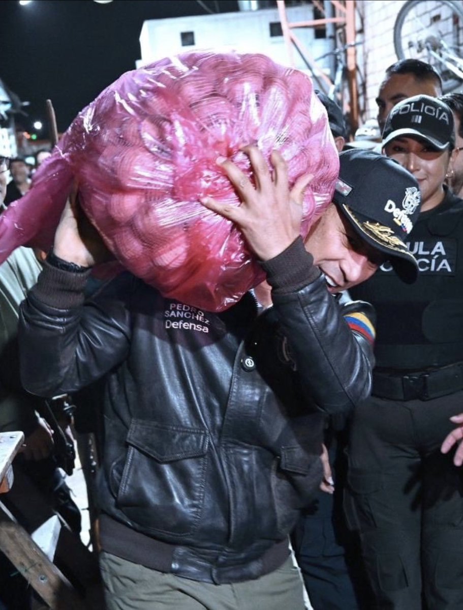 GermnAndrs92683's tweet photo. Este payaso es el Ministro de Defensa de Colombia. Recuerden que el show que hace es por que se va a lanzar de Candidato a la alcaldía de Bogotá o a la gobernación de Boyacá.  #payaso https://t.co/vuM7jIHg6e