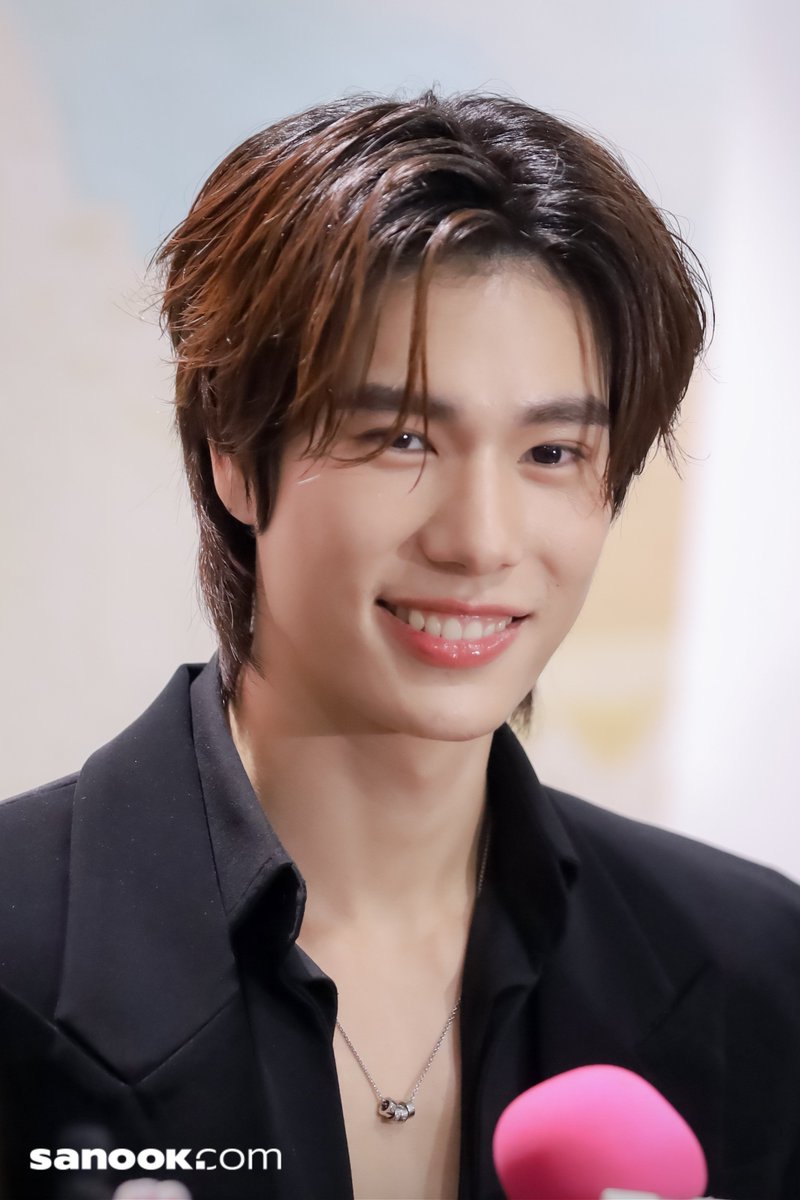 Sanook's tweet photo. เติมคุณลูกพีชยิ้มหวานกันยังงงง 🍑✨️

ภูวินทร์ ในงาน "มีสติแล้วลูกพีช Peach and Me Premiere Night" ✨️

🔗https://t.co/IXGTGvM64n
🔗https://t.co/oHADWKU8qt
🔗https://t.co/gU4DcFD5c5

#PeachAndMeSeriesEP1
#PeachAndMeSeries
#ppnaravit #phuwintang 
 #ปอนด์ภูวินทร์ #PondPhuwin 
 #sanook