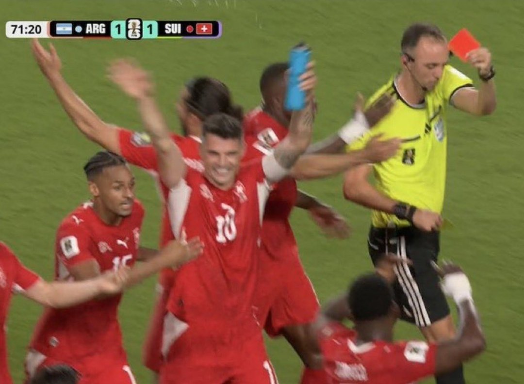 _ALT3AM's tweet photo. Le fameux sourire...
Celui que tu fais quand tu comprends qu'il y a des magouilles.
#ARGSUI #SUIARG https://t.co/PkuujlmRXK