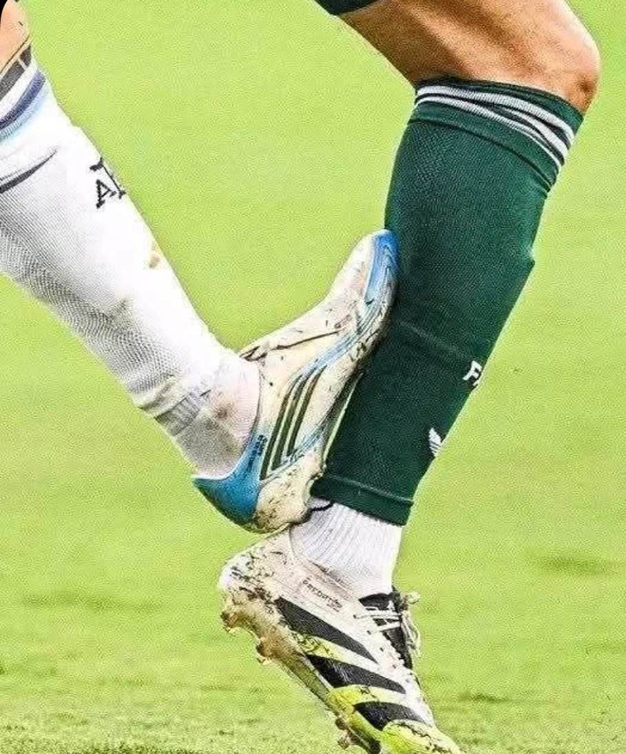 Poliwar_Ec's tweet photo. VAR revisando una doble amarilla para un jugador de Suiza // VAR no revisa una roja para un jugador de Argentina.
Los #FifaPrincess lo hicieron de nuevo. https://t.co/WuG6l0dqu8