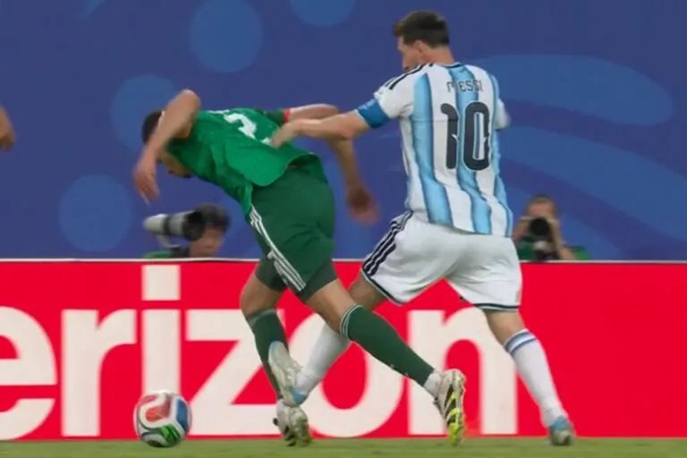 Dragonmarino85's tweet photo. @AlvaritoMorales El VAR manda llamar por una falta fingida Pero en esta se hizo bien pendejo eso es lo que tiene podrido al fútbol que perro escándalo. https://t.co/jPBHo5MzZz