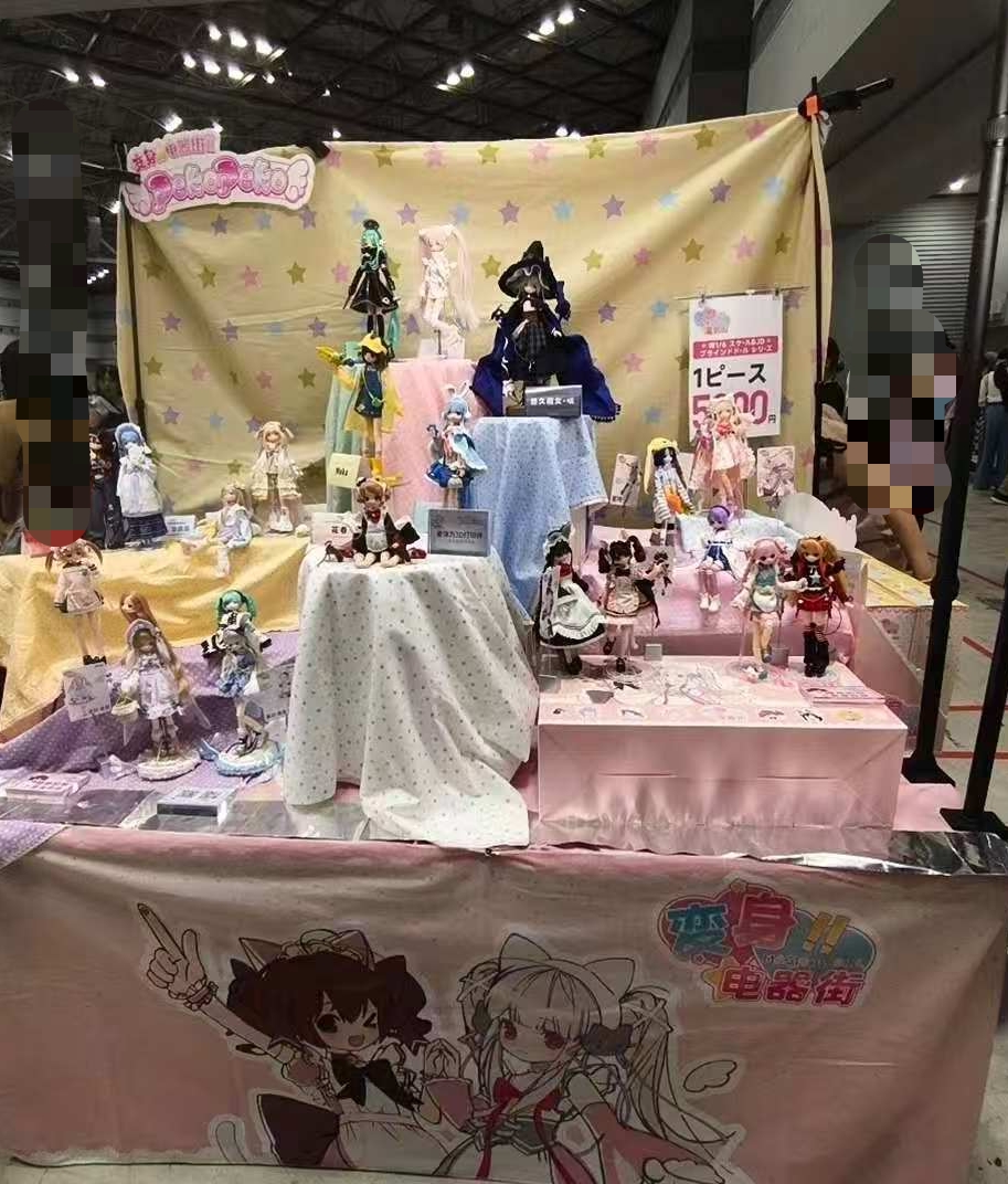 henshin_denki's tweet photo. 設営完了!
よろしくお願いいたします!!
卓番:O 01-02
#idoll #アイドール東京 #変身電気街 #PekoPeko #ブラインドボックス #ブラインドドール #ゴムヘア植毛 #ドール #BJD https://t.co/dPQaGxSRzo