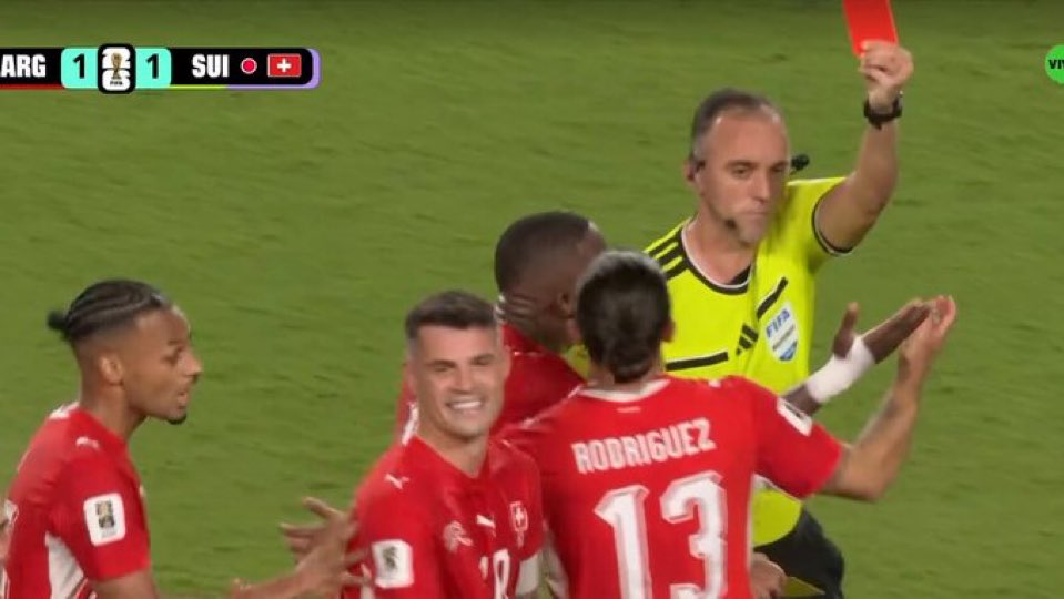 diegoplay_'s tweet photo. El que diga que esto es robo, no sabe de futbol. Tarjeta roja clarísima. https://t.co/GL40NeEDTt