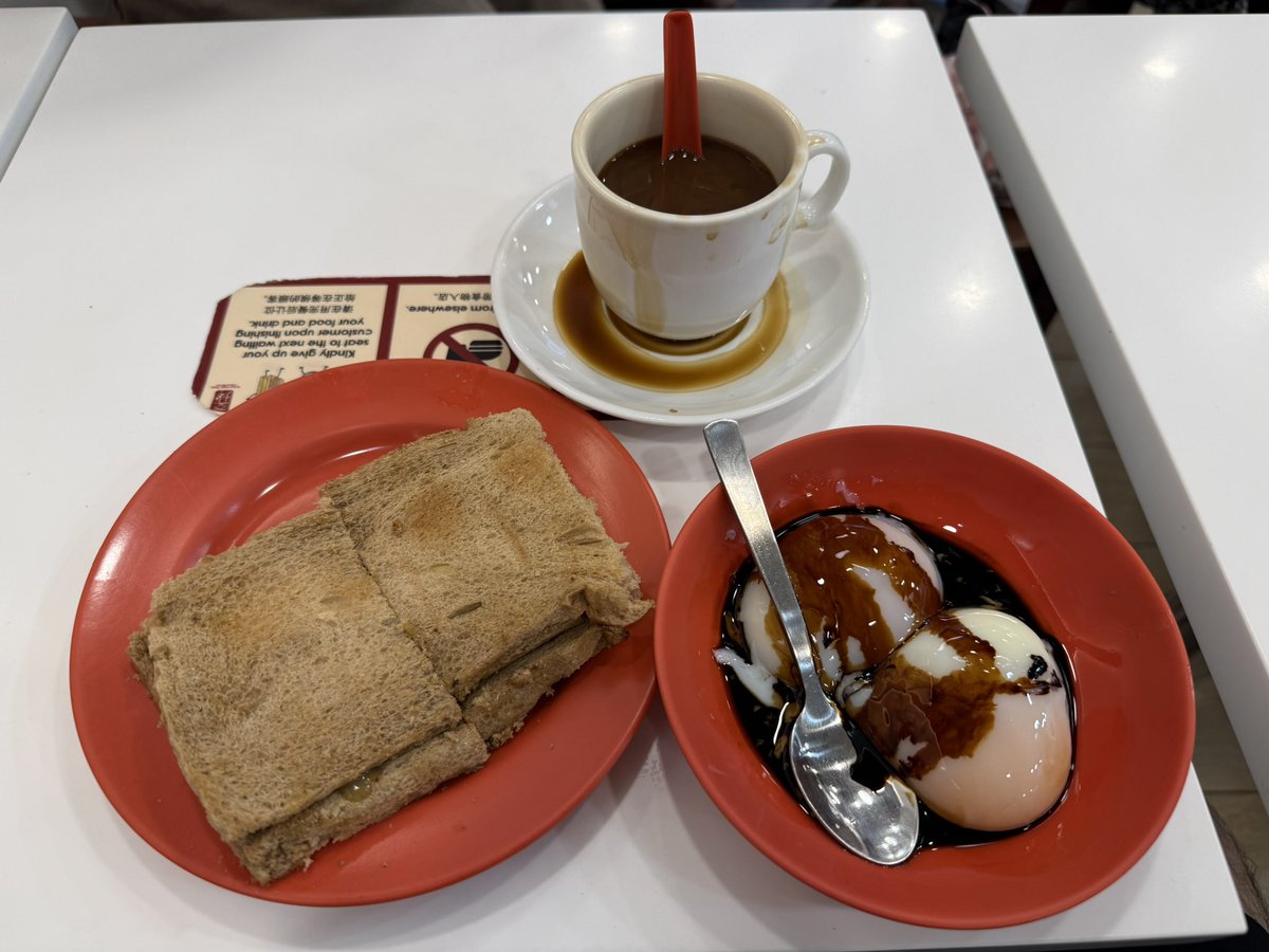 ttrsougen's tweet photo. ヤクンカヤトースト
Aセット
温玉にかける醤油が色の割に薄味？塩っぱくなかった。
トーストもコーヒーも甘々で美味しい。
 #コーヒーは溢れるくらいなみなみに注いでくれます
  #シンガポール遠征 https://t.co/JYjNIm0vZY