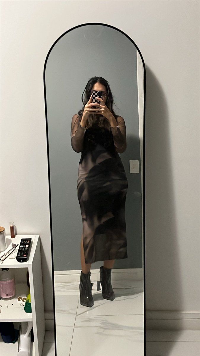 felixvIog's tweet photo. Comprei essa bota achando que ia combinar com esse vestido mas o problema é que eu estou me sentindo mt jeca 😭😭😭 opinem (não falem que tá horroso tbm https://t.co/ybbppkwXwY