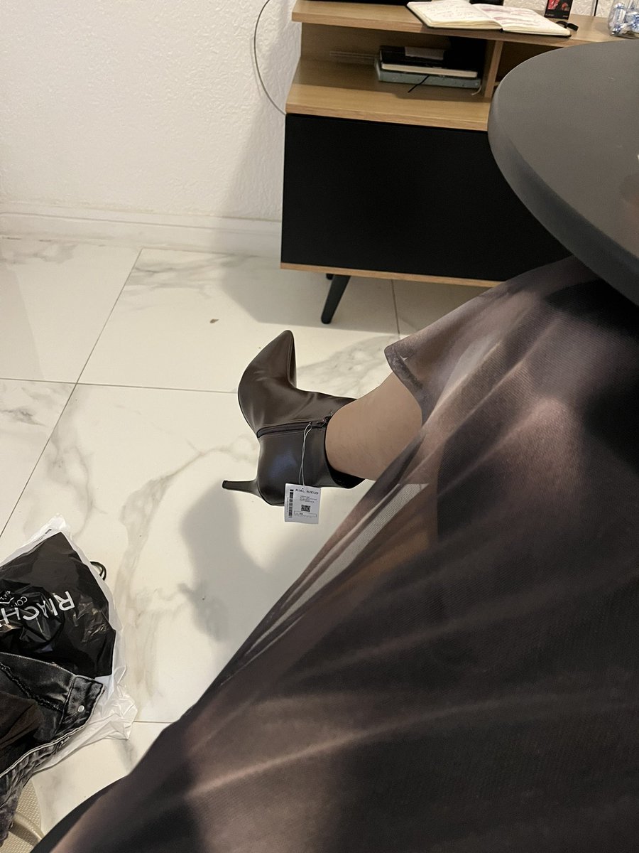 felixvIog's tweet photo. Comprei essa bota achando que ia combinar com esse vestido mas o problema é que eu estou me sentindo mt jeca 😭😭😭 opinem (não falem que tá horroso tbm https://t.co/ybbppkwXwY