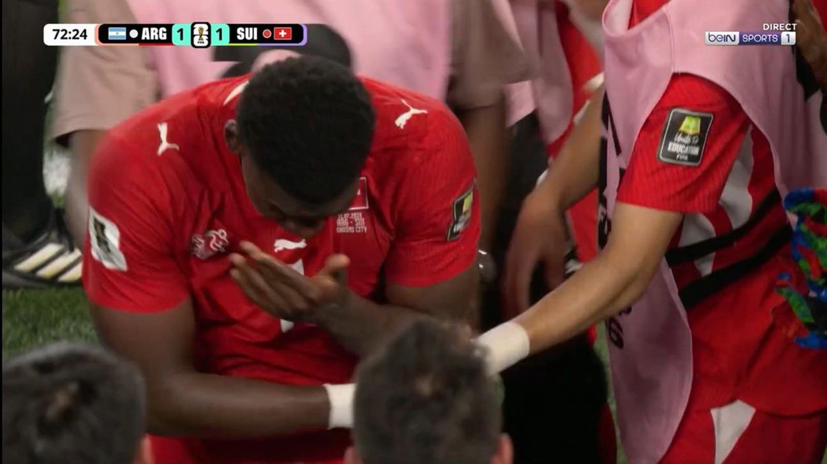 trunksRM7's tweet photo. -no fingió un penalti 
-no hizo nada malo
-le han expulsado para beneficiar a los corruptos de mierda de siempre 

Y se va llorando.. Estos cerdos están matando el fútbol hermano. https://t.co/hRDltBJsK8