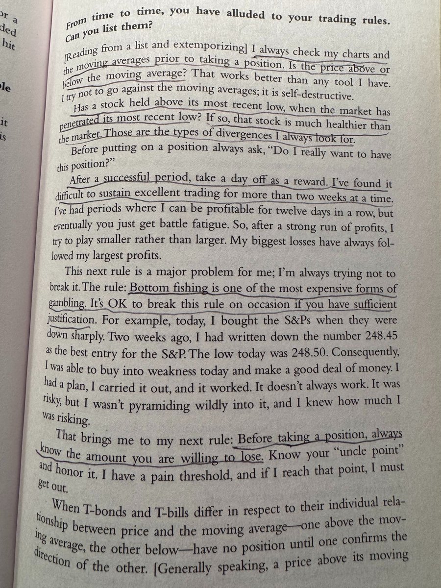 tradergoku's tweet photo. 在《金融怪杰》一书中，作者 Jack Schwager 向美国交易大赛 1984 年冠军 Marty Schwartz 提问: 
“你在交易中严格执行的纪律有哪些？”

Marty Schwartz: 
1. 买入一只股票前我会检查它的价格是否在移动均线之上。这比任何的指标都有效。
2. 我会重点关注那些指数回调时，回调幅度小于指数的股票。
3. 当我有了一段时间的很好的盈利后，我会休息一下。我发现想维持2周以上的优秀交易表现是很难的。
4. “抄大底” 是交易中最昂贵的一门课。只有在你有充分依据时，才可以偶尔试一下。我最近一次抄底是标普五百，而且我早就计划好了买点。
5. 买入任何股票之前，我都会先算好我最多愿意亏多少。

《金融怪杰》是一本非常值得交易员读的书。我每次拿出来看看都会有不同的体会。之后我会不定期在 X 上分享一些自己比较喜欢的段落。