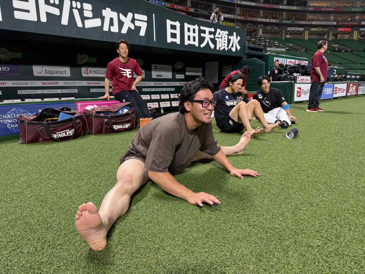 Rakuten__Eagles's tweet photo. 集合前のストレッチタイム⏰
YG安田選手の迫力の開脚に...
鈴木大地選手「フレーム入る？？😜」

ちなみにこのおしゃれウエアは、ストレッチしやすく涼しいものを選んで着ているそう😊🎐

#RakutenEagles
#強鷲革新 https://t.co/ha1HPTdCsf