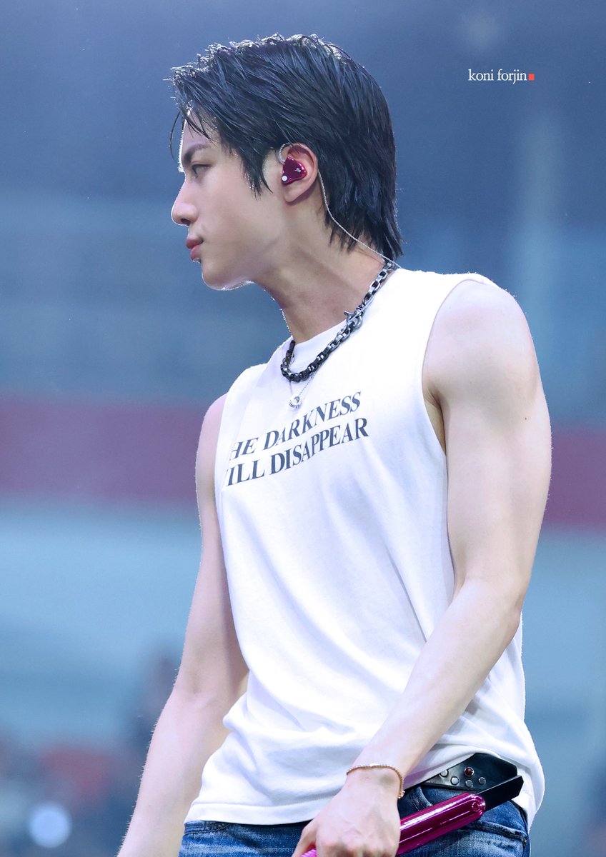 starryjin's tweet photo. That side profile with the muscular arm 🫠
What’s more to come 😭😭😭

#진 #JIN #김석진 #방탄소년단진 https://t.co/05ADpDQI75