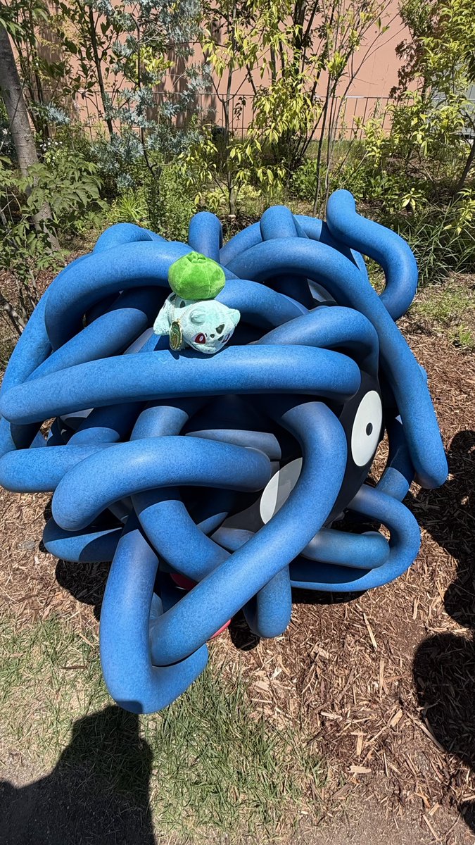 ey87junes_td's tweet photo. ポケパークでさぁモンジャラの写真撮ってたらさあスタッフのお兄さんがいたのはわかってたんだけど、あとでフレンズに「さっきのお兄さんが『モンジャラ、写真たくさん撮ってもらえてよかったね』ってモンジャラのこと撫でてた」って聞いて俺は…俺は…………(ポケパークで捕獲したモンジャラぬい) https://t.co/oIcuOwBZVD