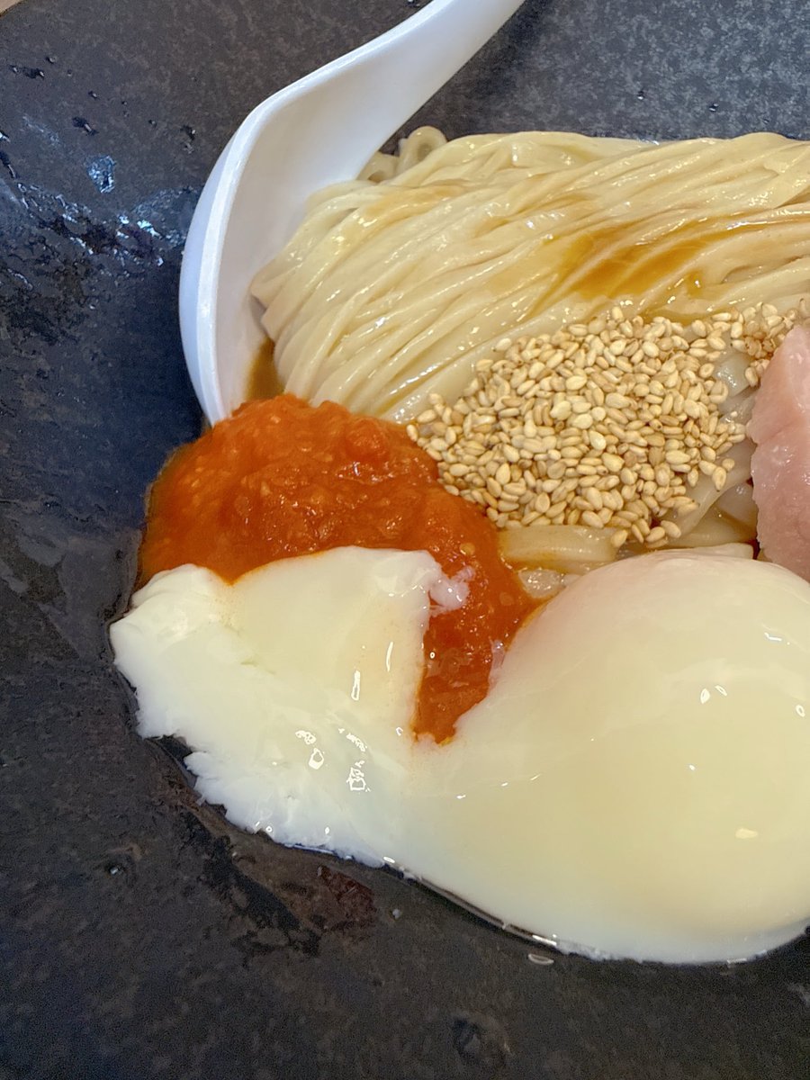 Tobinobu0502's tweet photo. 😋 らぁめん 麺屋 秀（兵庫県加西市）
🍥限定⭐️黒酢の冷やし中華
ツルツル〜♪シコシコ〜♫モチモチ〜もっちゅりんっ❗️平打ち中太自家製麺🌾ウマダレ黒酢で爽やか🍃トマト🍅ペーストでサッパリ🌀バリウマーーーMAX‼️しっとり👀チャーシュー🥩あざぁーす(^_^)v
#らぁめん麺屋秀 
#黒酢の冷やし中華 https://t.co/OhAFa51EyO