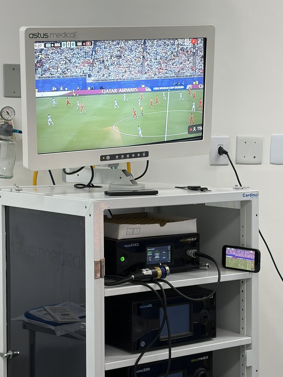 pseudonimoev's tweet photo. eu amo que o centro cirúrgico sempre inova né pegaram a câmera do vídeo usado pra cirurgia e colocaram na frente do celular que esta passando o jogo pra ficar na tela de cima e todos conseguirem ver https://t.co/lNAVTsna60