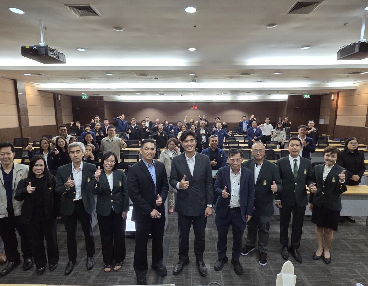 ChaiwatPublic's tweet photo. ผมได้รับเกียรติจาก ดร.พิพัฒน์ เหลืองนฤมิตรชัย ชวนไปเป็นวิทยากรร่วมในหลักสูตร ปศส. รุ่นที่ 24 ของสถาบันพระปกเกล้า ร่วมกับ รศ.ดร.นิพนธ์ พัวพงศกร เมื่อวันศุกร์ที่ 10 ก.ค.69 
พูดถึงประเด็นเรื่องการเปลี่ยนไปของโครงสร้างประชากรที่มีผลต่อเศรษฐกิจไทย—Who Pays? Thailand’s Intergenerational Contract
.
หลายมุมที่น่าสนใจสรุปยาวๆให้ฟัง
.
มุมทางการเมืองที่ท้าทายคือการเกิดภาวะ Democratic Deficit—ขาดดุลทางประชาธิปไตย เมื่อกลุ่มประชากรสูงวัยขยายตัวขึ้นเป็นเสียงส่วนใหญ่ คนหนุ่มสาวเป็นเสียงข้างน้อย แต่คือคนที่ต้องแบกรับภาระทางการคลังของประเทศไปอีกนานที่สุด ในการเลือกตั้งและการกำหนดนโยบายการเมือง จะไปในทิศทางของคนสูงวัยที่เป็นคนส่วนใหญ่ได้ประโยชน์ แต่ในขณะเดียวกันคนวัยหนุ่มสาวจะเป็นคนรับภาระหรือคนจ่ายต่อไปอีกยาว
.
บางประเทศเริ่มมีการออกกฎหมาย เช่น Well-being of Future Generations Act ออกแบบให้มีกลไกสถาบันอย่าง Future Generation Commissioner ขึ้นมาป้องกันเวลาออกกฎหมายหรือนโยบายที่ผลักภาระให้คนรุ่นหลังอย่างไม่เป็นธรรม
.
สำหรับประเทศไทยเรื่องใหญ่คือวิกฤต ”แก่ก่อนรวย“ ตอนนี้ไทยเป็นประเทศเดียวในอาเซียนที่จำนวนประชากรผ่านจุดสูงสุดไปแล้ว อัตราการเกิดต่ำ อายุขัยเฉลี่ยยืนยาวขึ้น ในแต่ละปีจำนวนการตายแซงหน้าการเกิดมาต่อเนื่องกว่า 5 ปี กำลังแรงงานของไทยก็หดตัวลงเรื่อยๆ
.
ภาพนี้ส่งผลโดยตรงต่อภาระพึ่งพิง (Dependency Ratio) ทั้งในระดับประเทศและระดับครอบครัว ในเมื่อเบี้ยยังชีพผู้สูงอายุ 600 - 1,000 บาท ไม่เพียงพอต่อการดำรงชีวิต ภาระหนักอึ้งจึงมาตกที่คนวัยทำงาน หรือกลุ่ม Sandwich Generation ที่ต้องรับจบทุกทาง จ่ายทั้งภาษี เลี้ยงดูทั้งพ่อแม่ และส่งเสียลูกของตัวเอง
.
ระบบบำนาญในหลายประเทศเริ่มประสบปัญหาและต้องเปลี่ยนให้รองรับสังคมสูงวัย สำหรับประเทศไทยที่น่ากังวลที่สุดคงเป็นกองทุนประกันสังคม ที่จำเป็นต้องขยับอายุรับเงินเกษียณจาก 55 ปี ขึ้นไปโดยเร็ว ไม่อย่างนั้นกองทุนคงเงินหมด นี่ยังไม่นับรวมถึงการบริหารจัดการที่ขาดธรรมาภิบาลและไร้ประสิทธิภาพ ซึ่งมีแต่จะทำให้สถานการณ์แย่ลงไปอีก
.
ส่วนการแก้ไขโครงสร้างประชากรโดยกระตุ้นให้อัตราการเกิดเพิ่มขึ้นก็เป็นเรื่องยากและยังไม่เห็นประเทศไหนประสบความสำเร็จ  เพราะต้นทุนการเลี้ยงลูกยุคนี้แพงมาก ดังนั้นเป้าหมายที่เป็นไปได้มากที่สุดของไทยในระยะสั้น จึงควรเป็นการพยายาม ”ชะลอ“ การลดลงของประชากรจากระบบแรงงาน โดยลดการตายจากโรค NCDs และอุบัติเหตุบนท้องถนน
.
สำหรับภาคธุรกิจ Productivity คือสิ่งสำคัญที่จะช่วยรักษาระดับเศรษฐกิจให้โตได้แม้ประชากรวัยทำงานจะลดลง และ Quick Win สำหรับนโยบายรัฐต้องวางแผนดึงคนมีคุณภาพจากต่างประเทศมาเพิ่มขึ้น ทั้งมาเที่ยว มากิน มาใช้ และมาทำงานในประเทศไทย ไม่ใช่เอาแต่พวกดำๆ เทาๆ  เข้ามายึดประเทศไทย
.
ขอขอบคุณพี่นะ 🙏🏻 ที่ชวนครับ