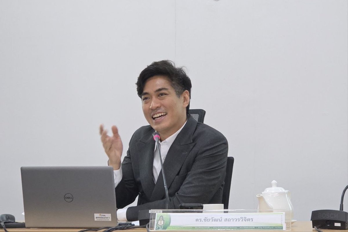 ChaiwatPublic's tweet photo. ผมได้รับเกียรติจาก ดร.พิพัฒน์ เหลืองนฤมิตรชัย ชวนไปเป็นวิทยากรร่วมในหลักสูตร ปศส. รุ่นที่ 24 ของสถาบันพระปกเกล้า ร่วมกับ รศ.ดร.นิพนธ์ พัวพงศกร เมื่อวันศุกร์ที่ 10 ก.ค.69 
พูดถึงประเด็นเรื่องการเปลี่ยนไปของโครงสร้างประชากรที่มีผลต่อเศรษฐกิจไทย—Who Pays? Thailand’s Intergenerational Contract
.
หลายมุมที่น่าสนใจสรุปยาวๆให้ฟัง
.
มุมทางการเมืองที่ท้าทายคือการเกิดภาวะ Democratic Deficit—ขาดดุลทางประชาธิปไตย เมื่อกลุ่มประชากรสูงวัยขยายตัวขึ้นเป็นเสียงส่วนใหญ่ คนหนุ่มสาวเป็นเสียงข้างน้อย แต่คือคนที่ต้องแบกรับภาระทางการคลังของประเทศไปอีกนานที่สุด ในการเลือกตั้งและการกำหนดนโยบายการเมือง จะไปในทิศทางของคนสูงวัยที่เป็นคนส่วนใหญ่ได้ประโยชน์ แต่ในขณะเดียวกันคนวัยหนุ่มสาวจะเป็นคนรับภาระหรือคนจ่ายต่อไปอีกยาว
.
บางประเทศเริ่มมีการออกกฎหมาย เช่น Well-being of Future Generations Act ออกแบบให้มีกลไกสถาบันอย่าง Future Generation Commissioner ขึ้นมาป้องกันเวลาออกกฎหมายหรือนโยบายที่ผลักภาระให้คนรุ่นหลังอย่างไม่เป็นธรรม
.
สำหรับประเทศไทยเรื่องใหญ่คือวิกฤต ”แก่ก่อนรวย“ ตอนนี้ไทยเป็นประเทศเดียวในอาเซียนที่จำนวนประชากรผ่านจุดสูงสุดไปแล้ว อัตราการเกิดต่ำ อายุขัยเฉลี่ยยืนยาวขึ้น ในแต่ละปีจำนวนการตายแซงหน้าการเกิดมาต่อเนื่องกว่า 5 ปี กำลังแรงงานของไทยก็หดตัวลงเรื่อยๆ
.
ภาพนี้ส่งผลโดยตรงต่อภาระพึ่งพิง (Dependency Ratio) ทั้งในระดับประเทศและระดับครอบครัว ในเมื่อเบี้ยยังชีพผู้สูงอายุ 600 - 1,000 บาท ไม่เพียงพอต่อการดำรงชีวิต ภาระหนักอึ้งจึงมาตกที่คนวัยทำงาน หรือกลุ่ม Sandwich Generation ที่ต้องรับจบทุกทาง จ่ายทั้งภาษี เลี้ยงดูทั้งพ่อแม่ และส่งเสียลูกของตัวเอง
.
ระบบบำนาญในหลายประเทศเริ่มประสบปัญหาและต้องเปลี่ยนให้รองรับสังคมสูงวัย สำหรับประเทศไทยที่น่ากังวลที่สุดคงเป็นกองทุนประกันสังคม ที่จำเป็นต้องขยับอายุรับเงินเกษียณจาก 55 ปี ขึ้นไปโดยเร็ว ไม่อย่างนั้นกองทุนคงเงินหมด นี่ยังไม่นับรวมถึงการบริหารจัดการที่ขาดธรรมาภิบาลและไร้ประสิทธิภาพ ซึ่งมีแต่จะทำให้สถานการณ์แย่ลงไปอีก
.
ส่วนการแก้ไขโครงสร้างประชากรโดยกระตุ้นให้อัตราการเกิดเพิ่มขึ้นก็เป็นเรื่องยากและยังไม่เห็นประเทศไหนประสบความสำเร็จ  เพราะต้นทุนการเลี้ยงลูกยุคนี้แพงมาก ดังนั้นเป้าหมายที่เป็นไปได้มากที่สุดของไทยในระยะสั้น จึงควรเป็นการพยายาม ”ชะลอ“ การลดลงของประชากรจากระบบแรงงาน โดยลดการตายจากโรค NCDs และอุบัติเหตุบนท้องถนน
.
สำหรับภาคธุรกิจ Productivity คือสิ่งสำคัญที่จะช่วยรักษาระดับเศรษฐกิจให้โตได้แม้ประชากรวัยทำงานจะลดลง และ Quick Win สำหรับนโยบายรัฐต้องวางแผนดึงคนมีคุณภาพจากต่างประเทศมาเพิ่มขึ้น ทั้งมาเที่ยว มากิน มาใช้ และมาทำงานในประเทศไทย ไม่ใช่เอาแต่พวกดำๆ เทาๆ  เข้ามายึดประเทศไทย
.
ขอขอบคุณพี่นะ 🙏🏻 ที่ชวนครับ