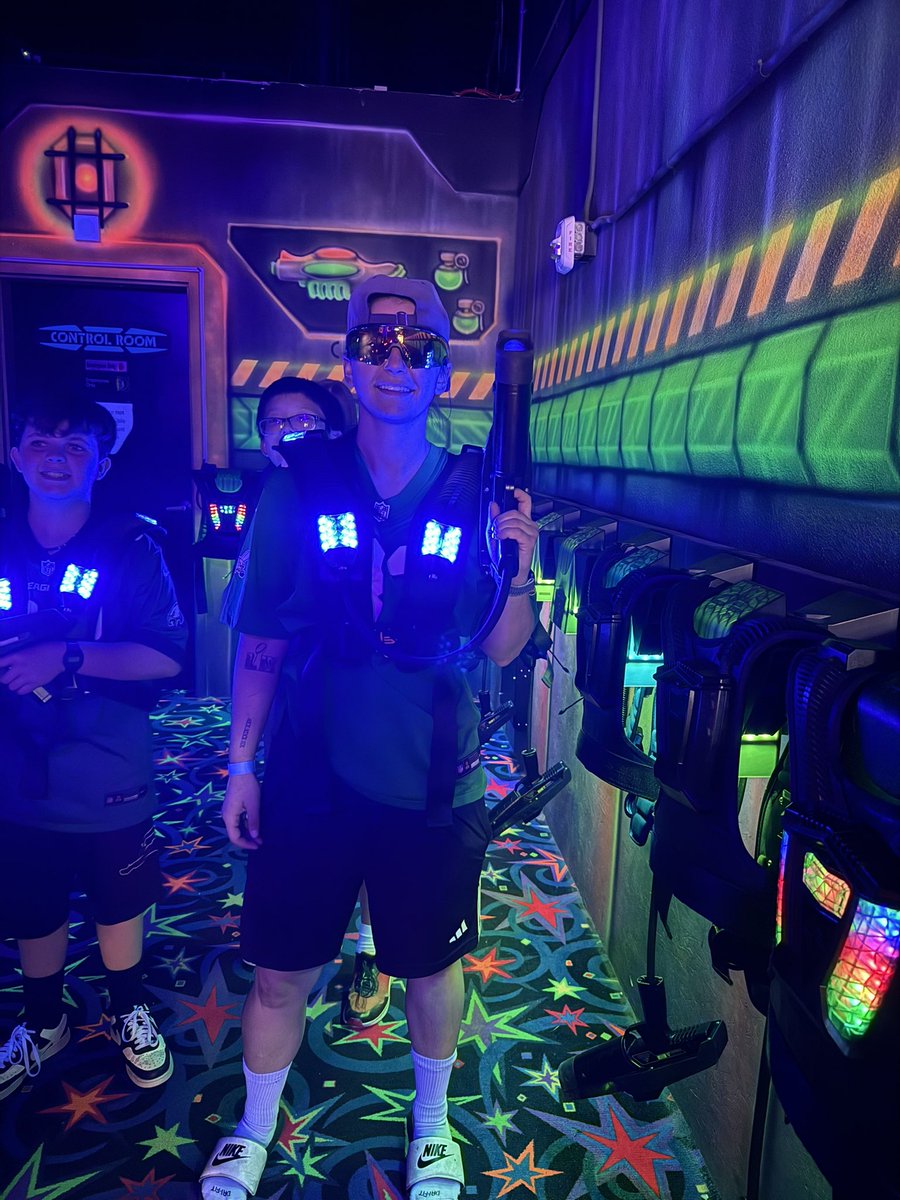 BSTeGz's tweet photo. I am dash - laser tag goat https://t.co/NMcKUOLka6
