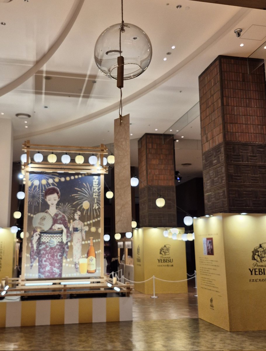 beerar728's tweet photo. #ヱビスの美人画 展目的でYEBISU BREWERY TOKYO に行ってまいりました。エントランスから夏祭りですね♡。タップルームでは,限定ビール“涼音の華やぎ”を頂きました。おでんとじゃがバターと共に♡。ビールは,辛口で薫りも爽やかで,夏にピッタリ！。風鈴🎐の席で,夏祭の雰囲気を堪能しました♪︎～
#pr https://t.co/cDbmslCHUl