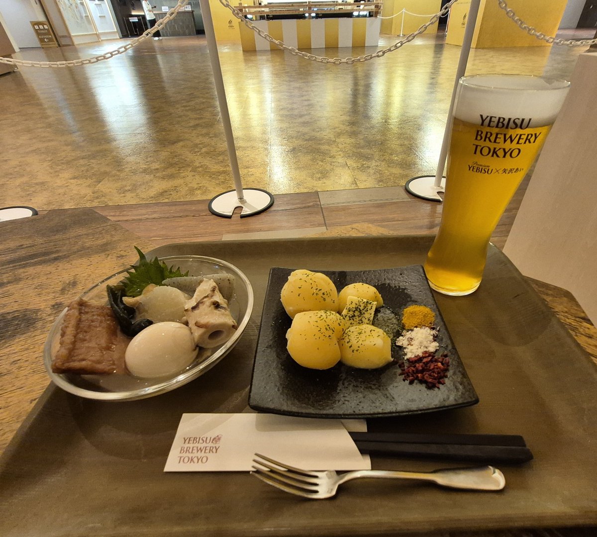 beerar728's tweet photo. #ヱビスの美人画 展目的でYEBISU BREWERY TOKYO に行ってまいりました。エントランスから夏祭りですね♡。タップルームでは,限定ビール“涼音の華やぎ”を頂きました。おでんとじゃがバターと共に♡。ビールは,辛口で薫りも爽やかで,夏にピッタリ！。風鈴🎐の席で,夏祭の雰囲気を堪能しました♪︎～
#pr https://t.co/cDbmslCHUl