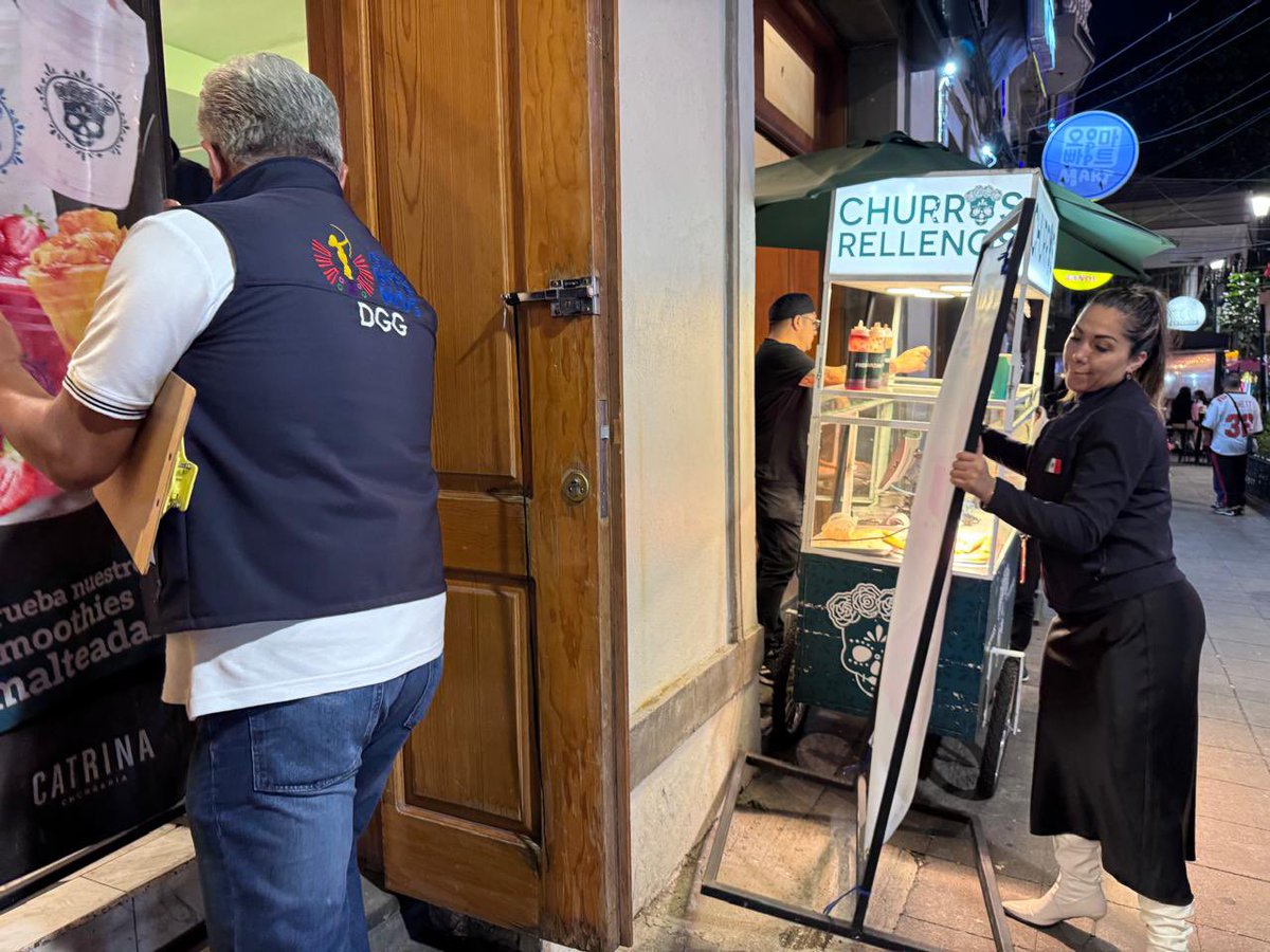 obdulioA's tweet photo. La Dirección General de Gobierno de la @AlcCuauhtemocMx realizó un recorrido en la calle Génova, colonia Juárez, apercibiendo a establecimientos mercantiles para que ajusten la colocación de enseres conforme a la normatividad vigente.

Trabajamos para mantener el libre tránsito peatonal y recuperar el orden en el espacio público. ✅