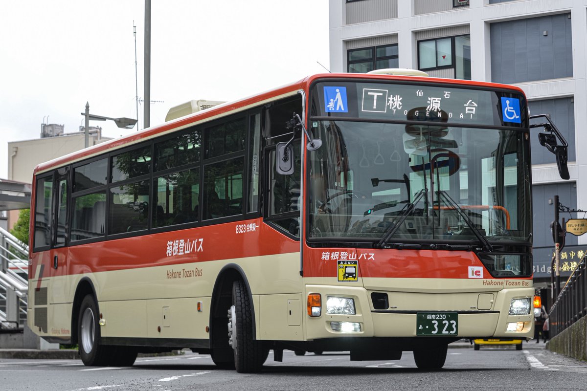 a_koer50001's tweet photo. 個人的には3枚目の車両の塗り分けが1番好みかな(*'ω'*)

三菱ふそうQKG-MP35FK
三菱ふそう2PG-MP35FM

#箱根登山バス
#エアロスター https://t.co/OxRpqNK2DV