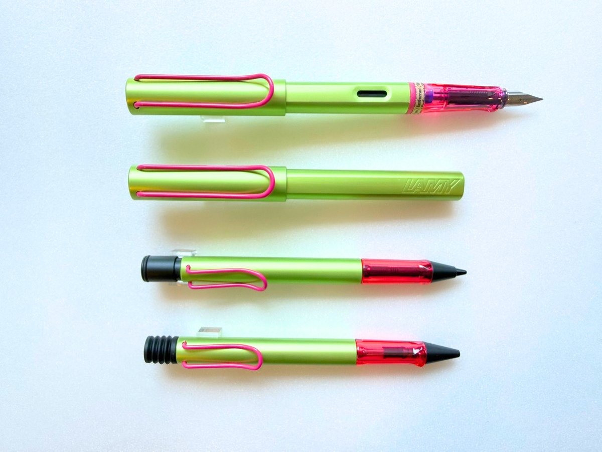 nagasawa_umeda's tweet photo. 【2026年限定カラー💚💗】 LAMY アルスター ローラースケートとDiscoが入荷いたしました❕
遊び心あふれる配色と、使いやすさで人気のサファリシリーズ。
万年筆・ボールペン・ローラーボール・シャープペンシルを取り揃えています。
数量に限りがありますので、気になる方はお早めに！✨ https://t.co/jQSA0BsQbI