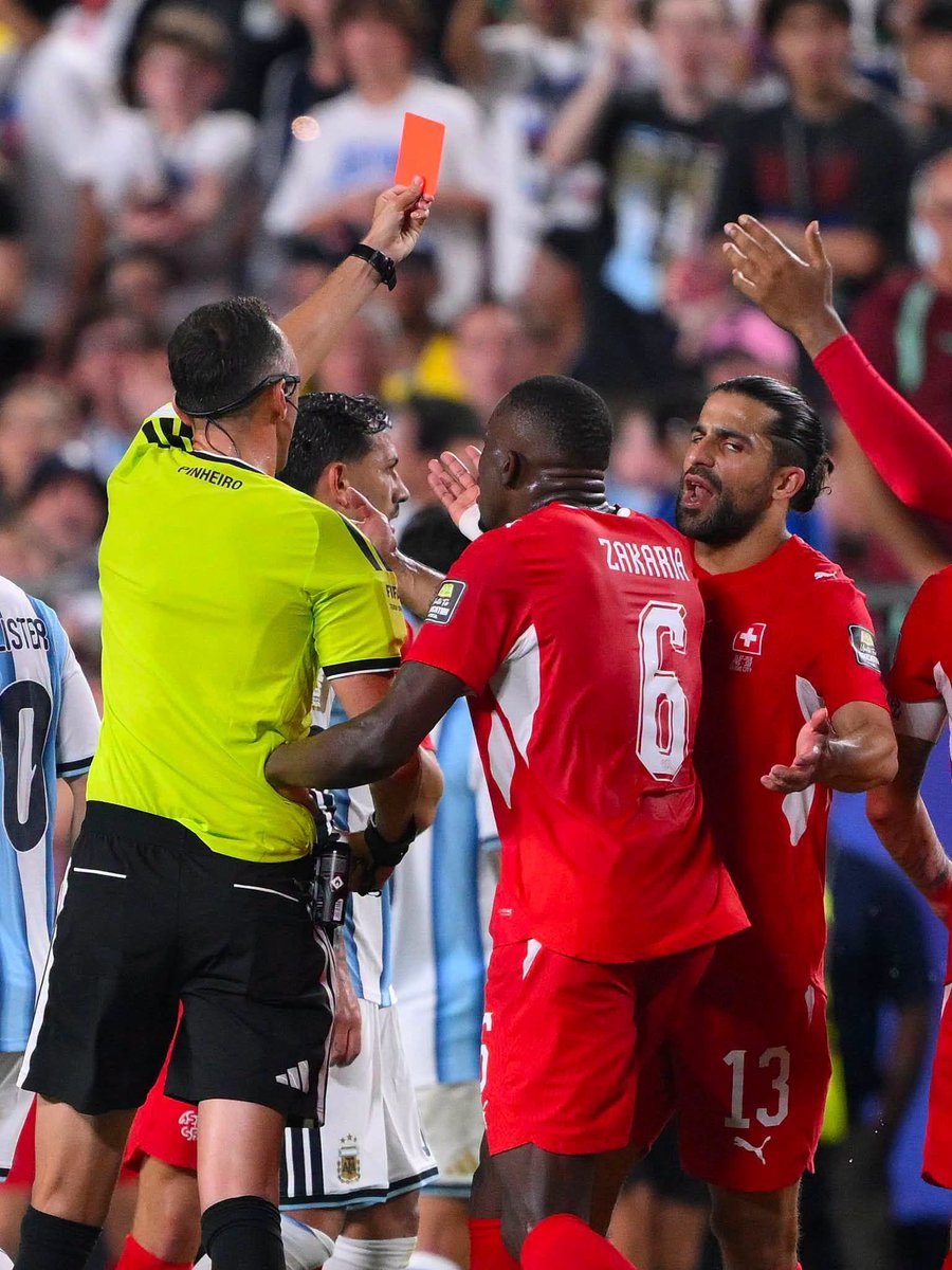 El_Hincha12's tweet photo. ESTO ES INSÓLITO 🤣😂

Ahora resulta que el VAR funciona para buscar “simulaciones” en zonas que NO son de peligro. Esa te la creo. Pero, de verdad me estás diciendo que en más de 100 partidos del Mundial esto NO se había revisado y justamente revisan una jugada a un Suizo que ya tenía una amarilla (injusta)?

A Messi no le revisan una roja clarísima, no revisaron un gol a Cabo Verde donde había falta de Argentina, no revisaron el gol a Egipto donde había falta a Salah. Y ahora sacan el VAR para sacarse esta roja de la manga para expulsarle uno a la poderosa Suiza. 

Ya, dejemos de simular y denles la copa de una vez 🤣🤣🤣🤣
