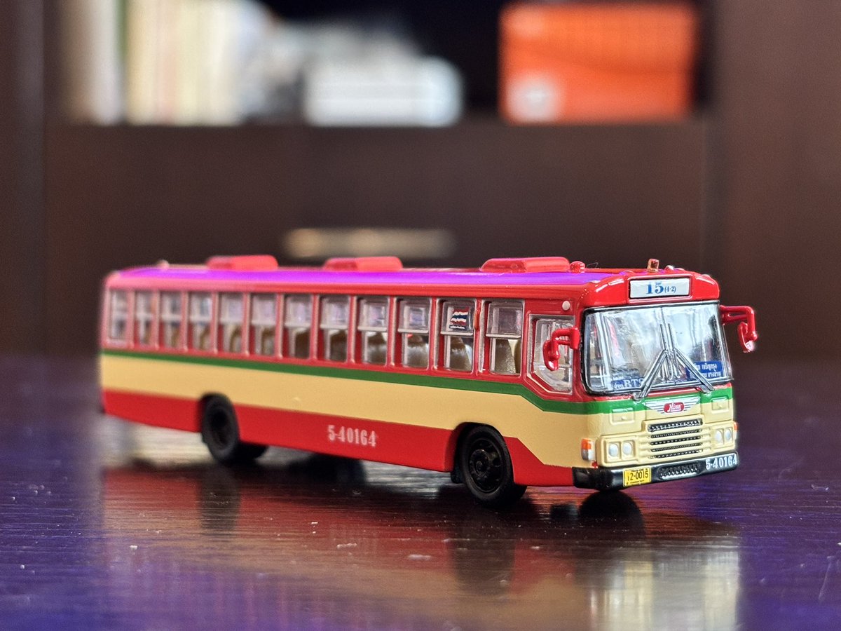 SRT_FUN's tweet photo. 1/110の日野AK176 赤バスをレビュー。
35年もの余り、どこのメーカーもモデル化しなかったのが不思議なくらいで、その反動たるや初日に限定800台を2時間余りで売り切る人気に現れました。
ディティールも申し分なく、模型好きが企画制作したからこそこのクオリティになったのだと思います。 https://t.co/1cqQLKP8Ya