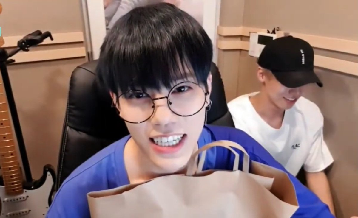 zookej's tweet photo. 190712
7년전 0712
생일라방 선물받고 활짝 미소
#엔플라잉 #차훈
Thanks to 엔플라잉VLive
https://t.co/CyJCnheXA9 https://t.co/ut4Z7Psf6U
