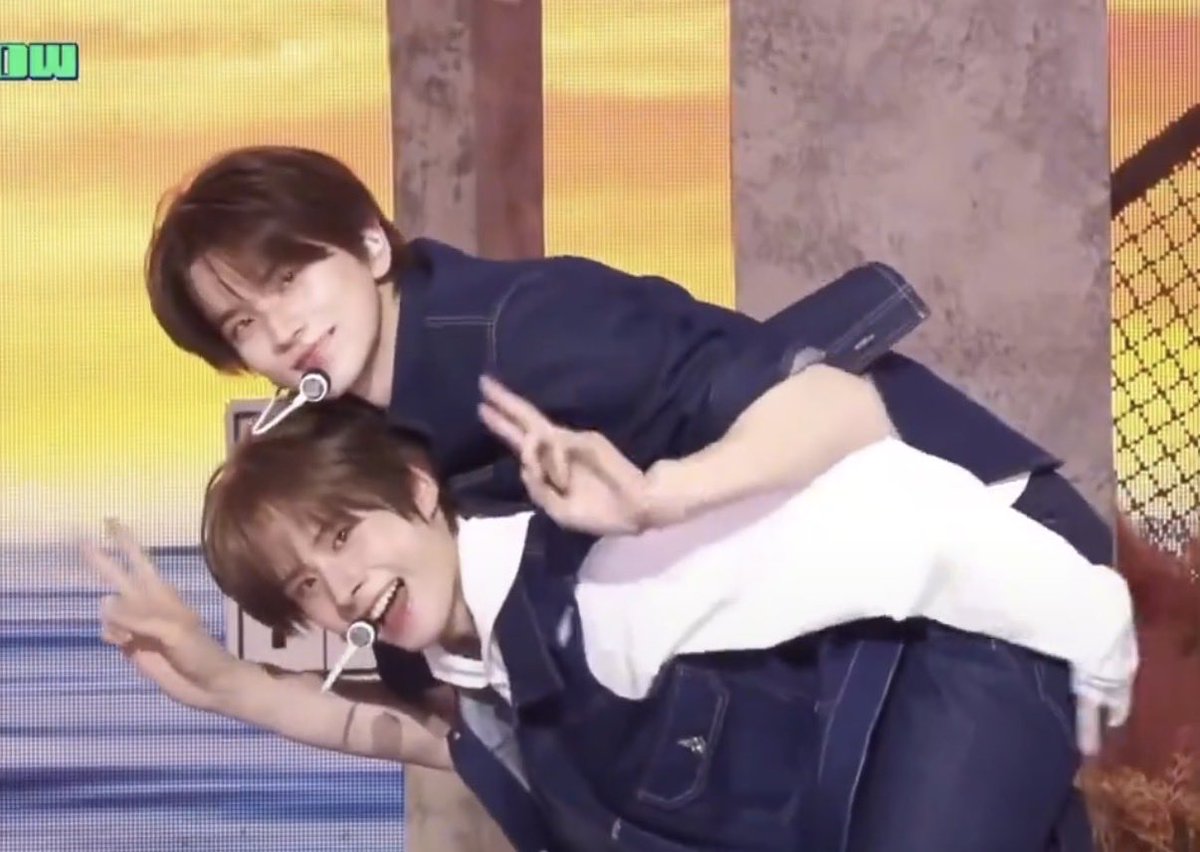 puppyou___'s tweet photo. 보면 경민이가 신유 맨날 궁디팡팡 하고 있음
족덩이를 노리는 아기 햄슷따 https://t.co/B6YDHP8qJW