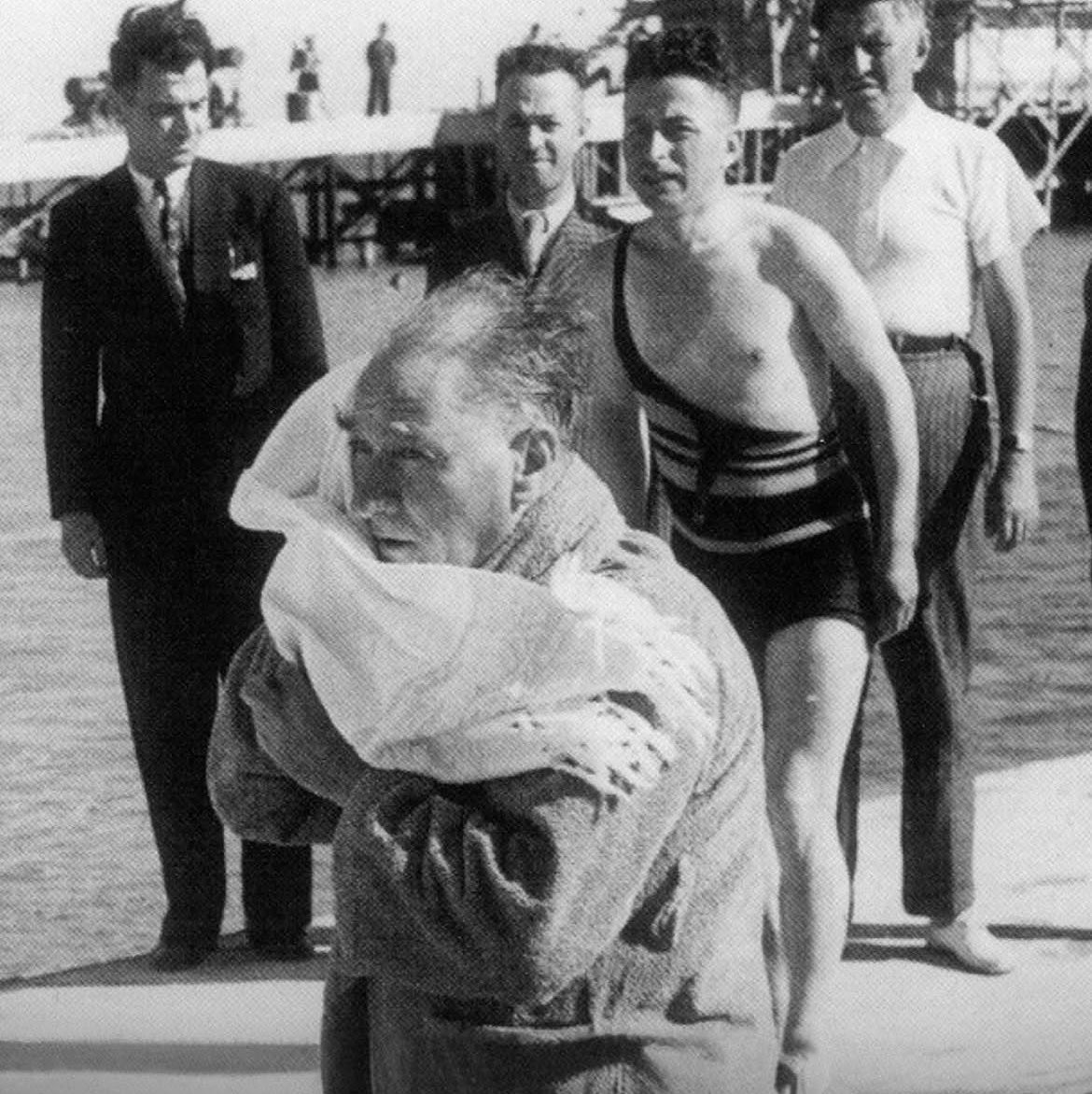 TarihteOan's tweet photo. 1935; Mustafa Kemal Atatürk, halkıyla aynı denizde… https://t.co/JA8Q926PMh