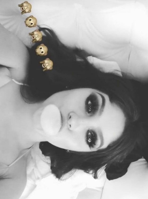 strwbtay's tweet photo. bien tarde nimodo, holis soy lu, sigo a karol desde el tráiler d soy luna pero la conocí en persona hasta el 2024 en el luminova tour, mi canción fav es hubiera y d soy luna música en ti, nos vemos en la arena cdmx y así 😜, tmb soi swifty i army 
#IntegracionKs https://t.co/IVeT5hUuuM
