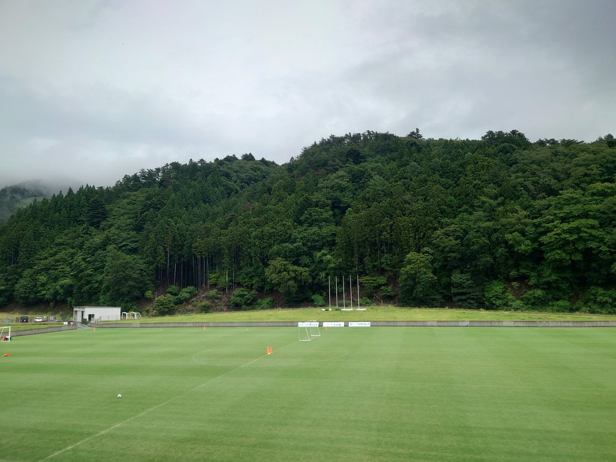 YasuVega's tweet photo. ベガルタ仙台、石巻・女川キャンプ練習見学♫
楽しかった😊
怪我人なく選手34人全員が全体練習にしっかり参加出来てるのが本当に嬉しい♫
笑顔で楽しい場面あり、
厳しくバチバチの場面もあり、
子供達との楽しいサッカー教室もあり
雨だけど楽しかった😄 https://t.co/gw6ourvVQH