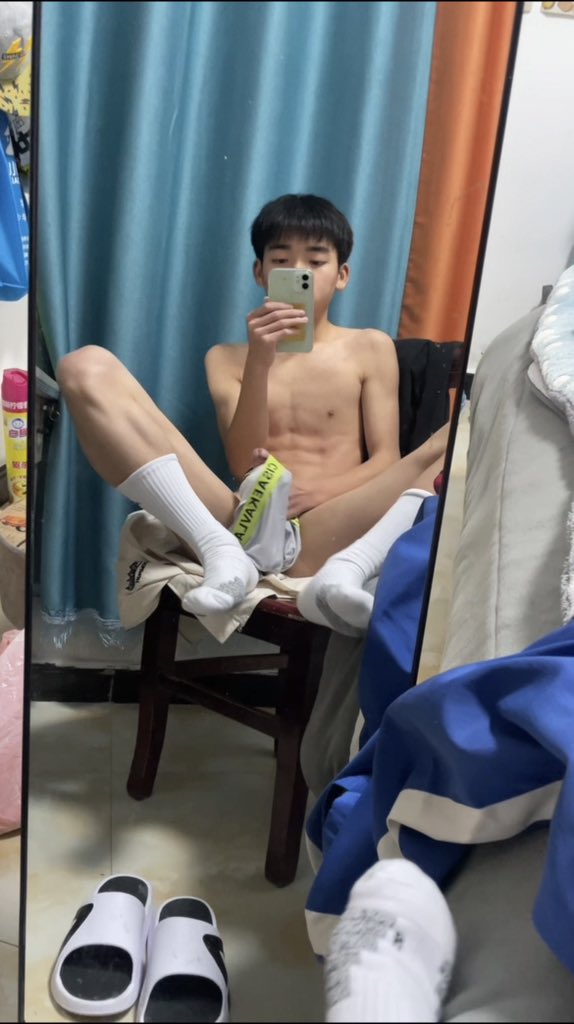 19qmgb's tweet photo. 黄同学系列新资源上新！
共11部
没想到学习成绩优异的同桌，背后也是一个男同，喜欢穿着白袜撸管，还想让我帮他撸一下看自己的大鸡巴硬不硬，淫叫的样子和高弹白袜让精液直接射了出来
💰:30
🐧:2471548971
标明来意
关注转发，随机抽取赠送 https://t.co/xJYULJPmR0