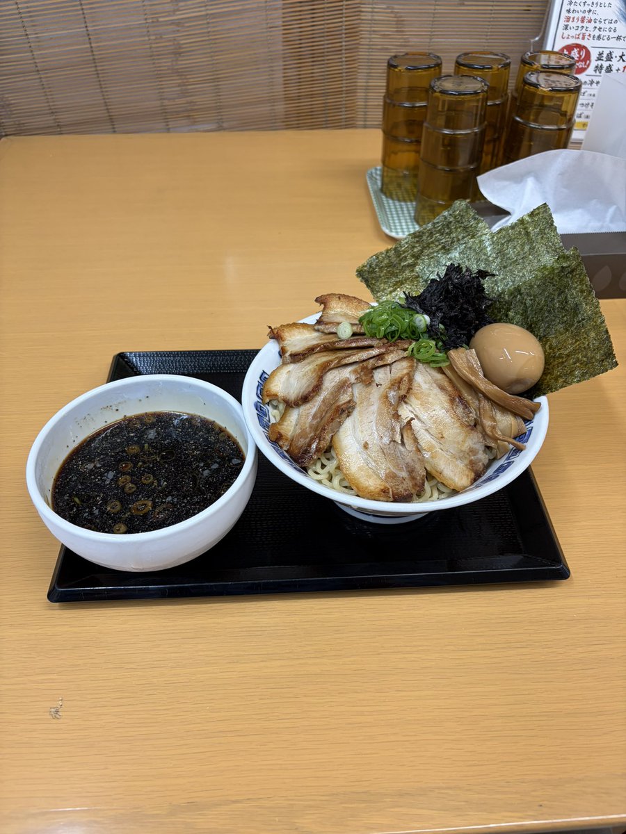 buuhachi's tweet photo. 今日のお昼ご飯はいつもの象山屋さんで特製冷やしつけ麺の特盛食べました～
ŧ‹"(o'ч'o)ŧ‹"ŧ‹
酸味が利いたつけ汁に麺がバッチリで最高でした٩(ˊᗜˋ*)و
#象山屋 https://t.co/eS1E695YFU