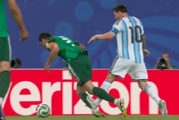CarlosMR90's tweet photo. @JeffFcb14 Ha entrado el VAR para expulsar a un jugador por simular una falta en la mitad del campo, pero Messi hace esto y el árbitro: juegue juegue y el VAR 🐀 https://t.co/VWWjMoTRvq