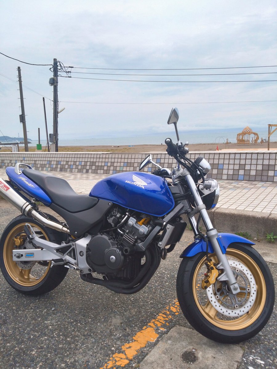 daatsuu_mf's tweet photo. 休日ライダー起床⤴️
曇天☁️まぁ、暑いから走りやすい、出まーす🏍️💨

いつものスタバまで💡
のんびりモーニング☕

帰りは三浦海岸、海の家も出来てる👍海の公園廻り、お祭りやってました、夏ですね🎋

途中、MT09ニキにブチ抜かれる、お見逸れ致しました(笑)

給油して帰還🏠

#ホーネット https://t.co/s5CzXGOewF