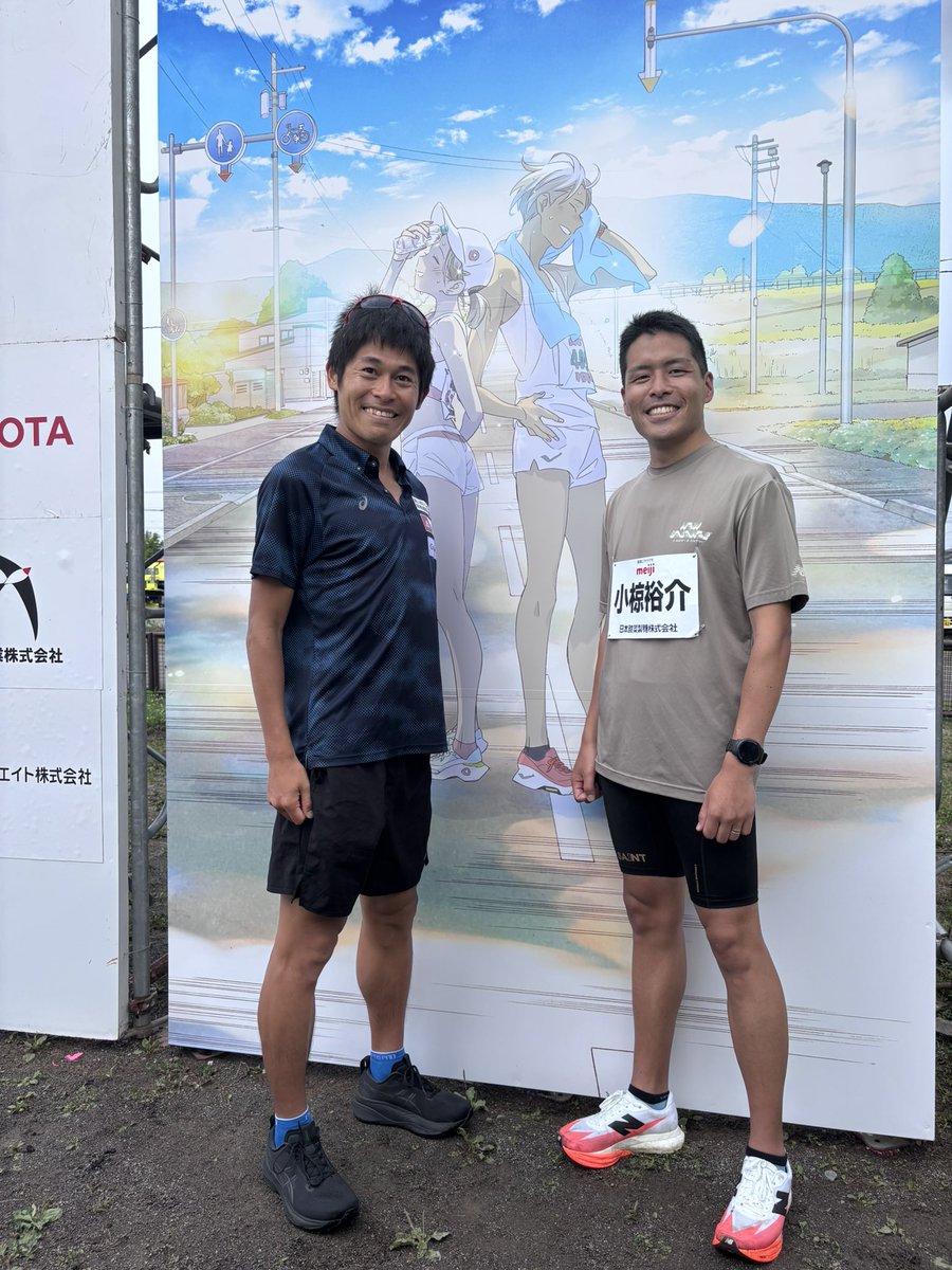 kawauchi2019's tweet photo. #士別ハーフマラソン の全スケジュールが終了。

スタートが早いので11時40分にはほとんどのランナーが帰路についていました。

#マラソンキャラバ��� ブース交流会は約200人もの方にお越し頂きました。

#士別市 出身の #高橋しん さんのイラストの��で、士別市出身の小椋さん@conboy0416 と記念撮影。 https://t.co/y7Up1wLiiJ