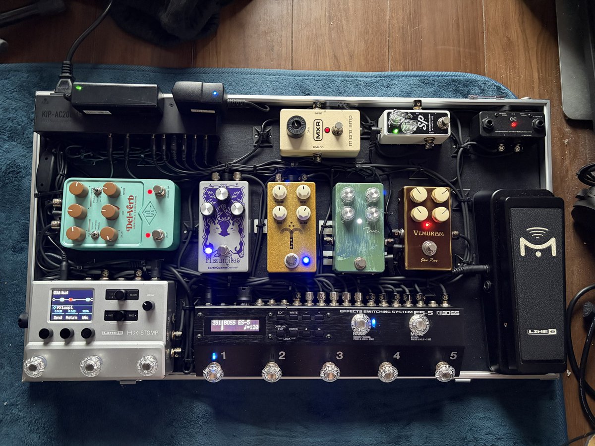 udonho_pon's tweet photo. ニューボード完成✨
全部のペダルから好きな音が出て幸せすぎる
hx stompのループにスイッチャーごと入れる配線にしていてかなり自由度高く音作りできる構成にしてます
配線よく頑張ったぞ自分😭
#エフェクターボード
#エフェクターボード2026夏 https://t.co/2XZWv7JVig
