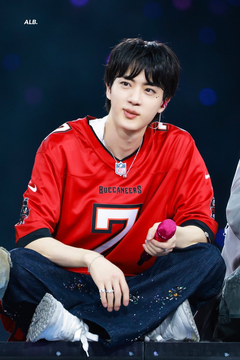 RashellGarciaM's tweet photo. @seokrirangs It’s ok I’m ok we got them first (and this Jin 😌) https://t.co/7TBrbyEam2