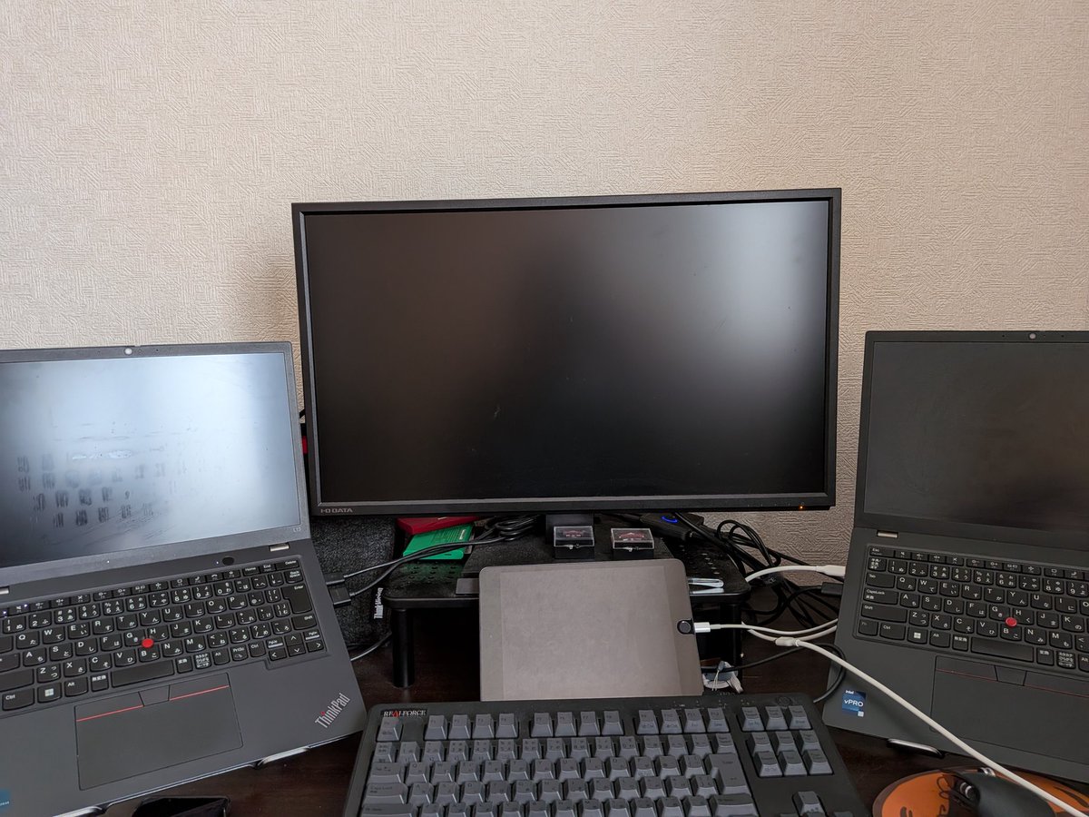 Wealthcrat's tweet photo. ←Before　After→
L字デスクにするかモニターアームか… https://t.co/G0mcPA8vLF