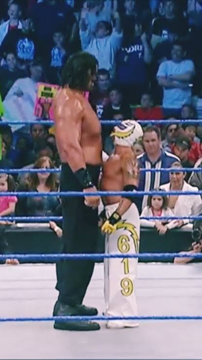 manny_alvarez28's tweet photo. No bueno, primero con El Great Khali y ahora con Omos https://t.co/qPctfGKN3R
