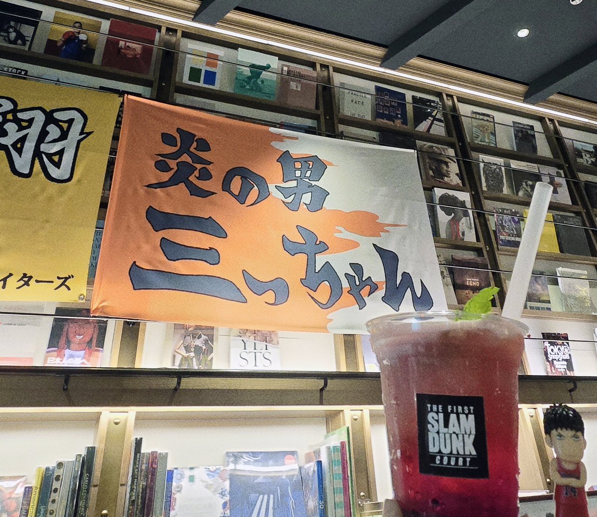 SD14mitsu's tweet photo. 🏀ザファカフェ東京(2024.08)🏀

めっちゃ運のいいことに三っちゃん席だったんですよー🔥神様ありあとー🙏🏻

元祖安西先生ぬいも💚
今年こそはみついぬい発売お願いします🙇🏻‍♀️✨ https://t.co/NUeU1GQU93