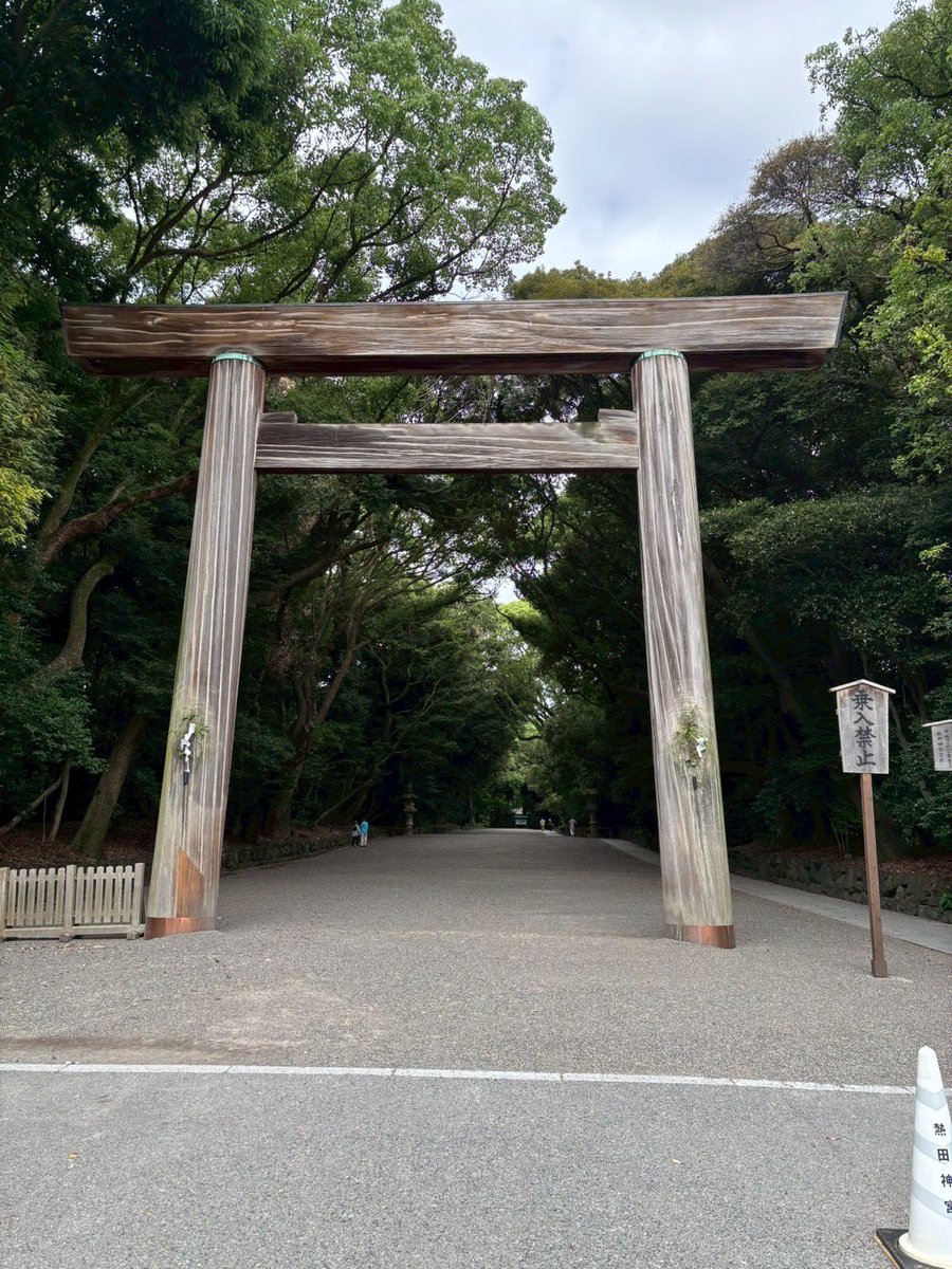 mune_pin's tweet photo. 暑い中やったけど、熱田神宮参拝で「神鶏」に出会えて運気アップ！！ https://t.co/HmHGxH2j2K