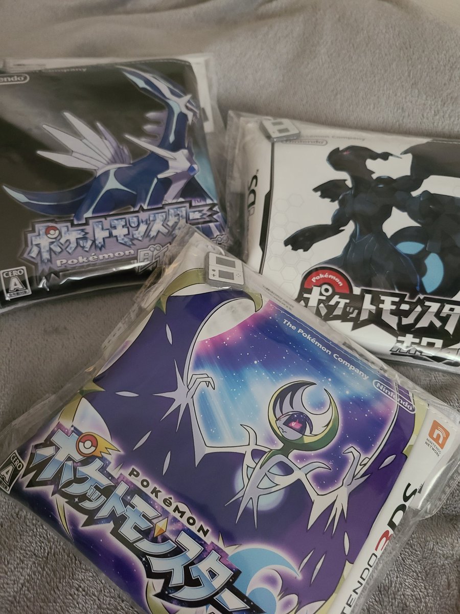 lovedraw_stick's tweet photo. ポーチ&amp;Tシャツ、何買おうか��いに迷いましたが…特に思い入れがあるこの3作を買いました🥹💕
Tシャツは仕事でくたくたになるぐらい着倒そうと思います🥵 https://t.co/xzniCzEHQ7