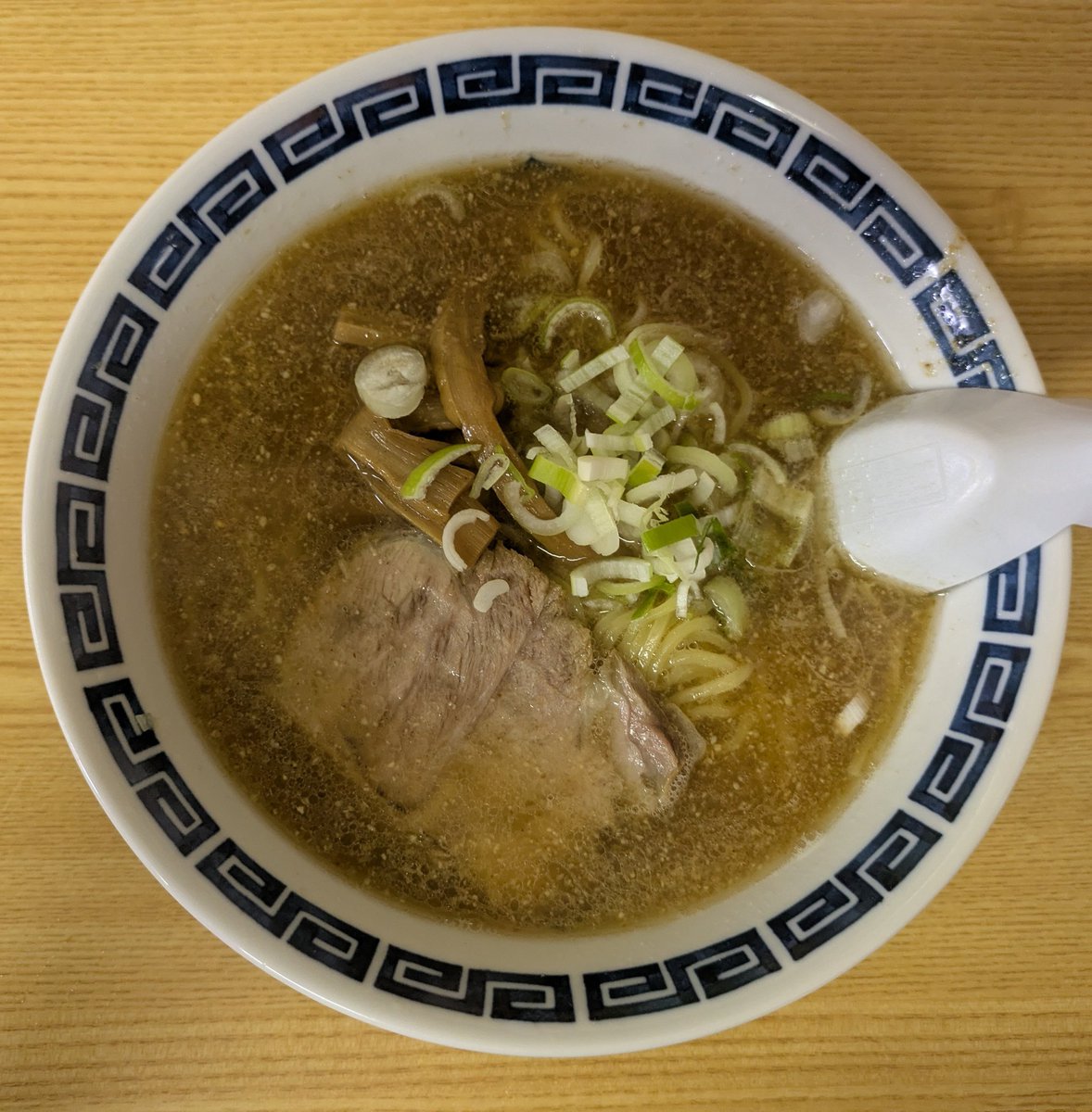 osamitsu0371's tweet photo. 秋田市  旭川ラーメンさいじょう
塩ラーメン(850円)
伝説の塩ラーメン！茶色く濁った味噌󠄀っぽい色のスープだけど飲んでみると独特名深みのある塩！細めの麺との絡みも良好で「ん〜めぇ～〜〜っ！」🤣これはクセになるぞ！笑 油膜がはっているので舌ヤケドした😅 https://t.co/hwJIpuEb9u
