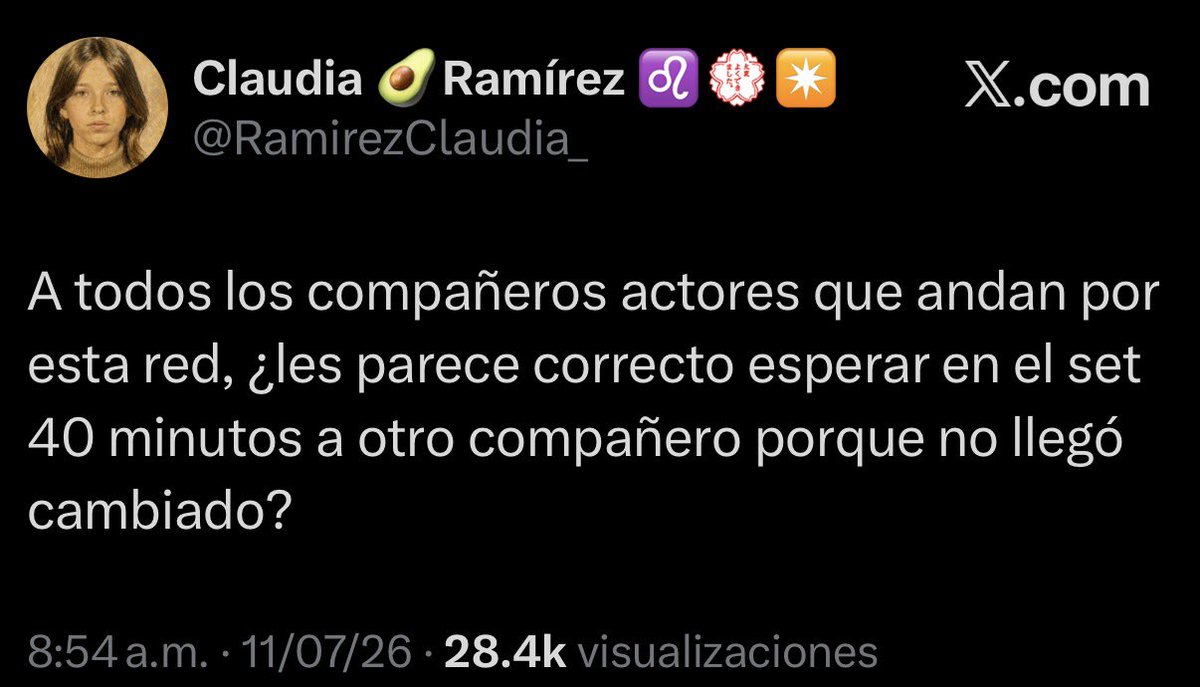 raulgtzoficial's tweet photo. 😱 ¿Quién habrá hecho enojar tanto, pero taaanto, a la actriz Claudia Ramírez, que tuvo que venir a X a desahogarse y sacar todo su coraje? 👀🍿

Leyendo su publicación me acordé de una anécdota de cuando era chamaco. Acompañé a una amiguita a grabar una telenovela en la que participaba Edith González (QEPD). ❤️🎬 Llevábamos horas esperando y, como era de esperarse, ya estábamos aburridísimos.

En eso salió el director de escena y le dijo a mi amiga: “Ay, mija, ¿estás aburrida? Date cuenta de que a veces les pagan por esperar.” 😬

¡Ufff! No debió decir eso jamás, porque la mamá de mi amiga se le fue encima y lo puso como chancla. 😂👡
