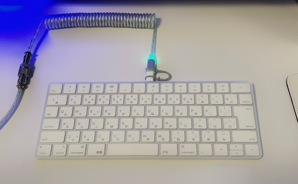 Lonely_Panda_N's tweet photo. PS5用のキーボードケーブルを脱着式のコイルにした。
普段作業用のキーボードの充電も出来るし色も綺麗でQOL上がる。 https://t.co/mNhZAzLWo2
