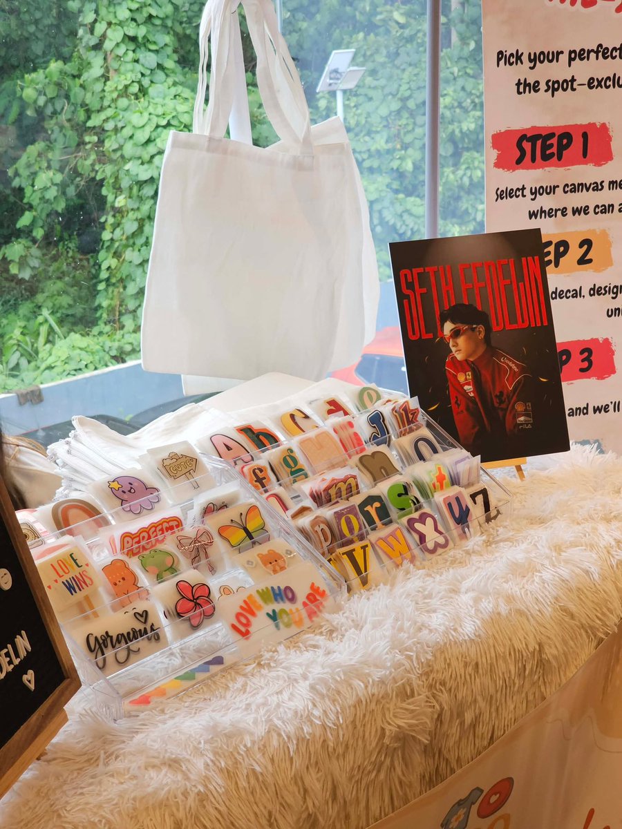 SETHstersOFC's tweet photo. Looked who loved our customized souvenirs! โบ๏ธ๐
#SethDrivesTo24 #FranSeth https://t.co/ilmxg8gi5S