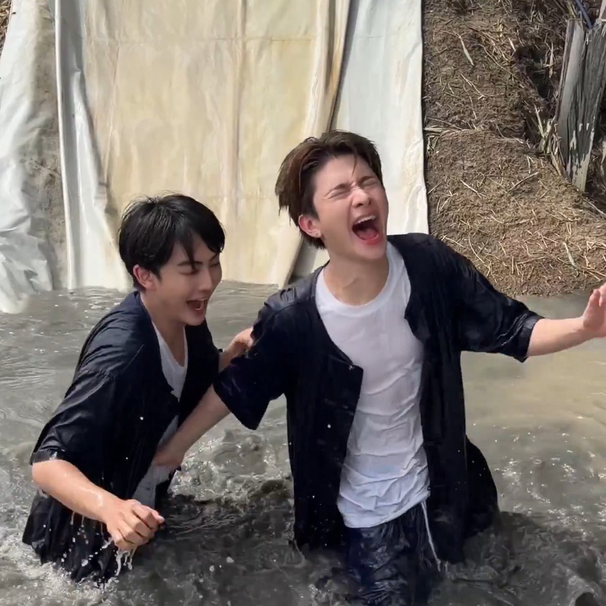 mybabynongthai's tweet photo. พี่ฮ้าทช่วยน้อไฮด้วย โคลนมันดูดขาช่วยด้วยขาหายแย้วววววว55555555555555555555555555555555665665555555555556 https://t.co/ZZhfN0ZtWy